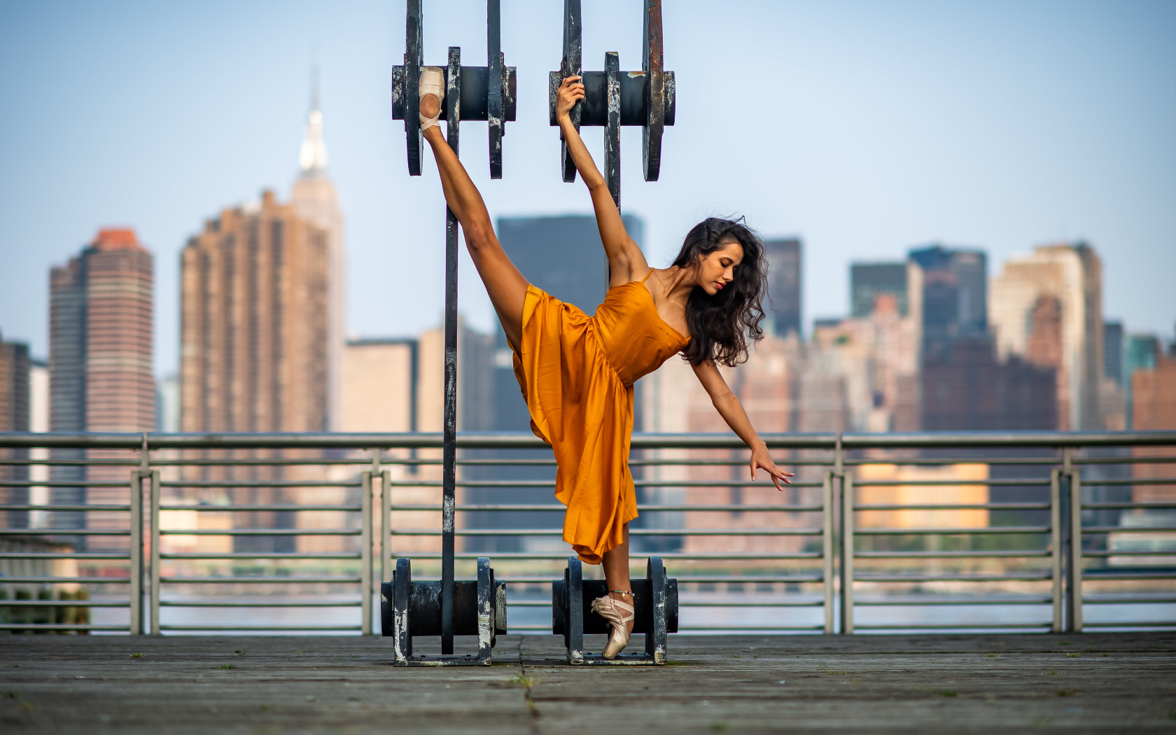 Девушка балерина на фоне города