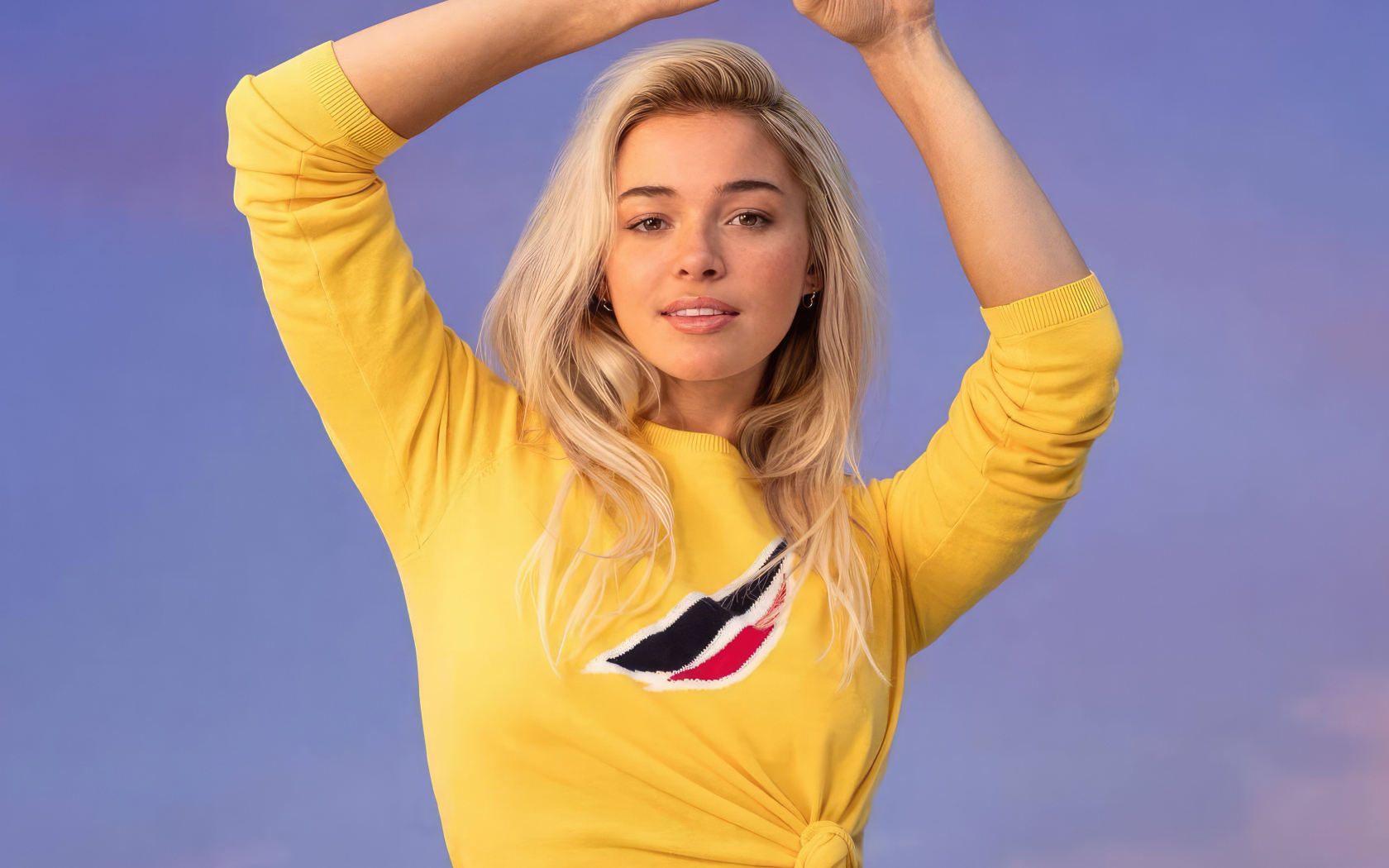 Гимнастка Ливви Данн на сиреневом фоне