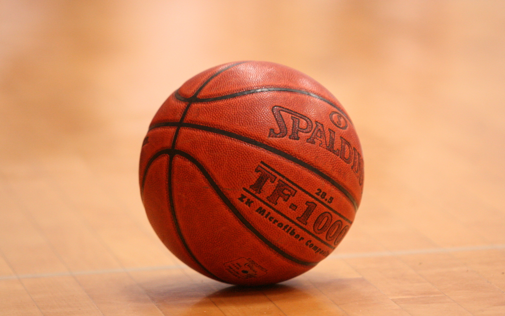 Кожаный мяч на баскетбольном поле