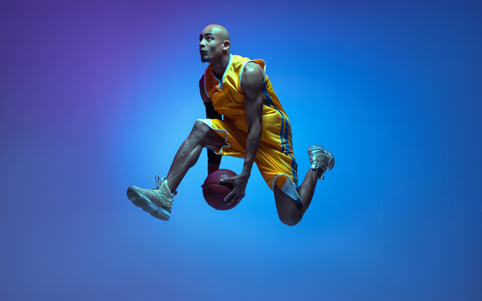 Мужчина баскетболист с мячом в руках 