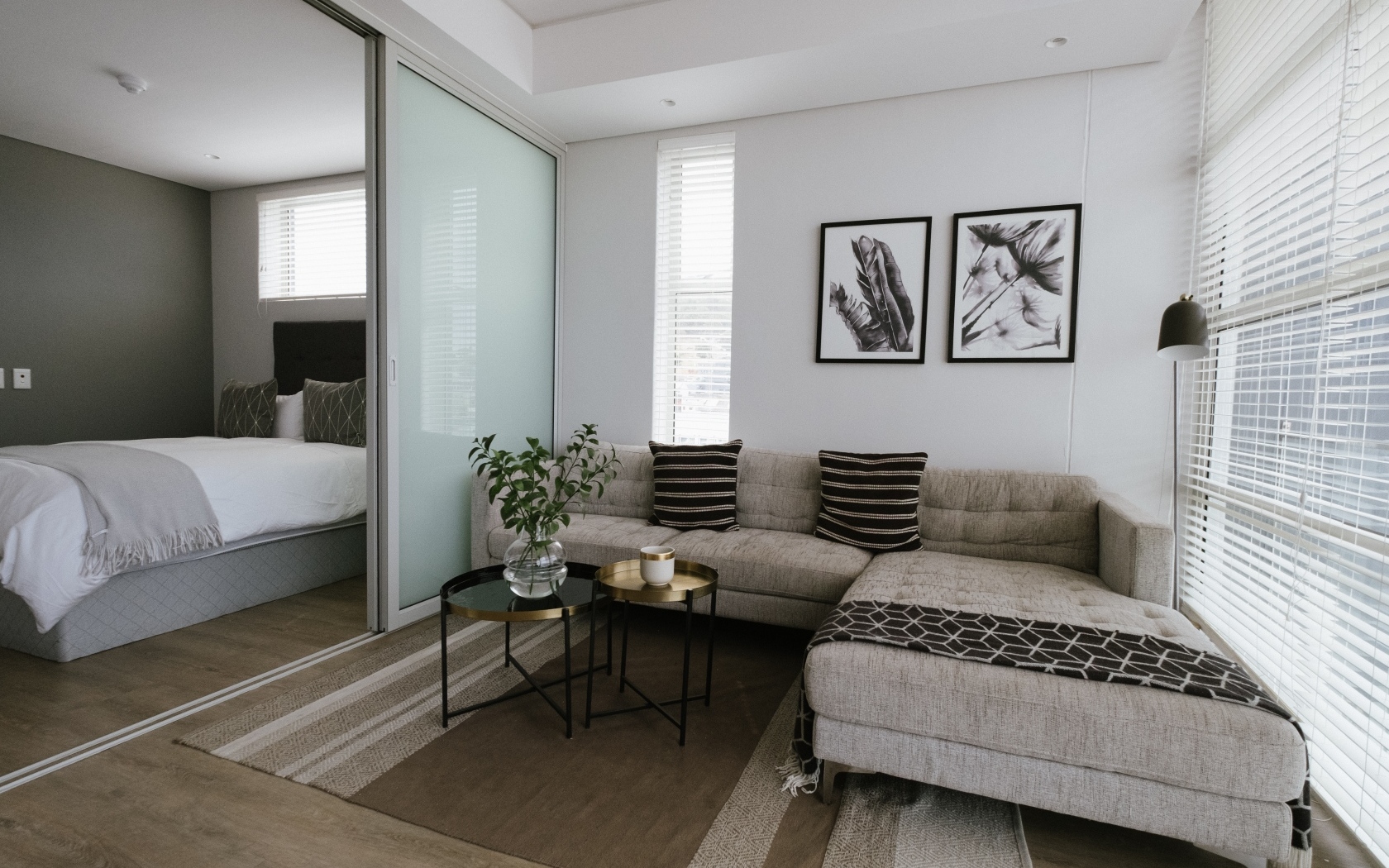 Диван в комнате с большой кроватью 