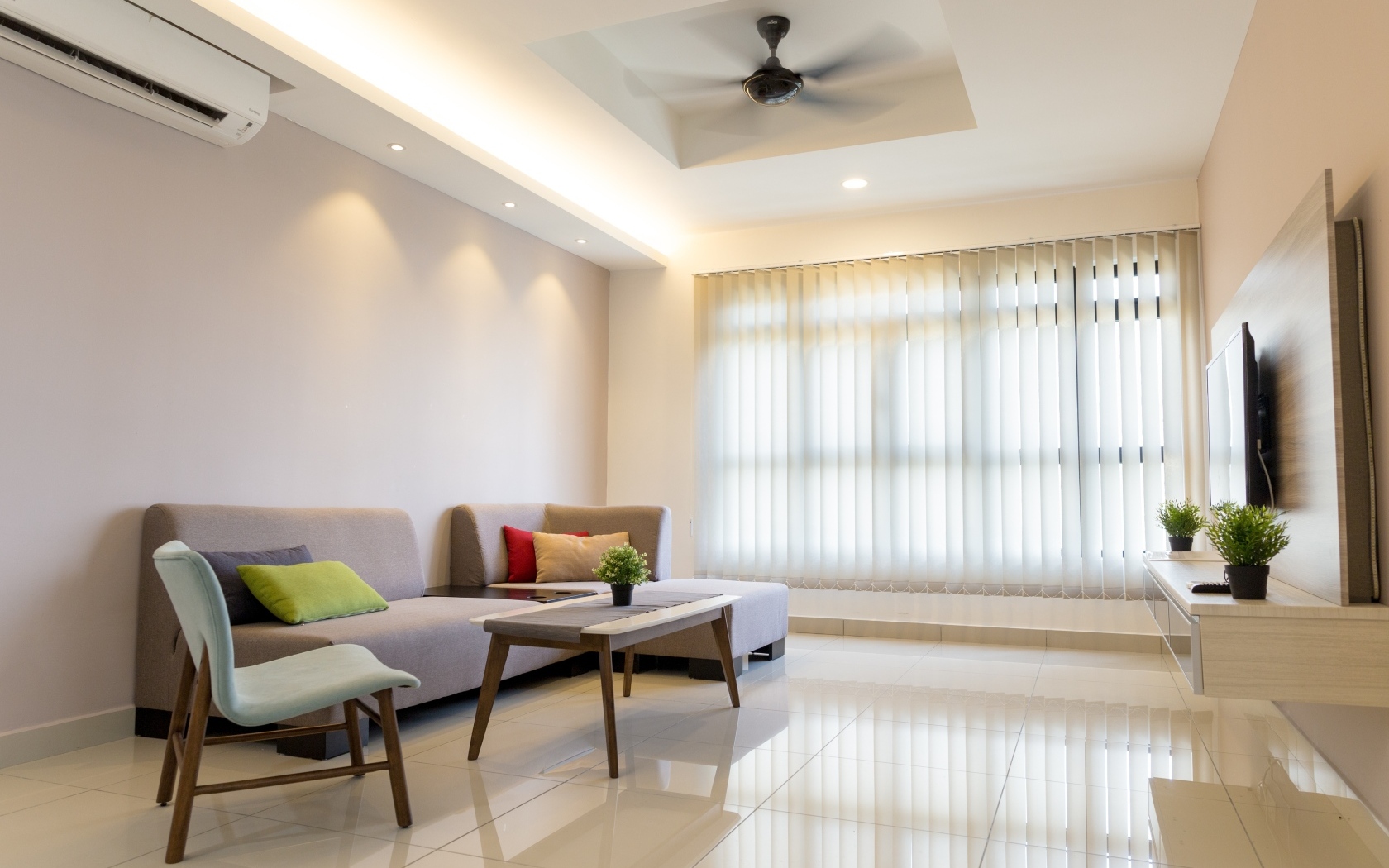 Просторная гостиная с небольшим количеством мебели