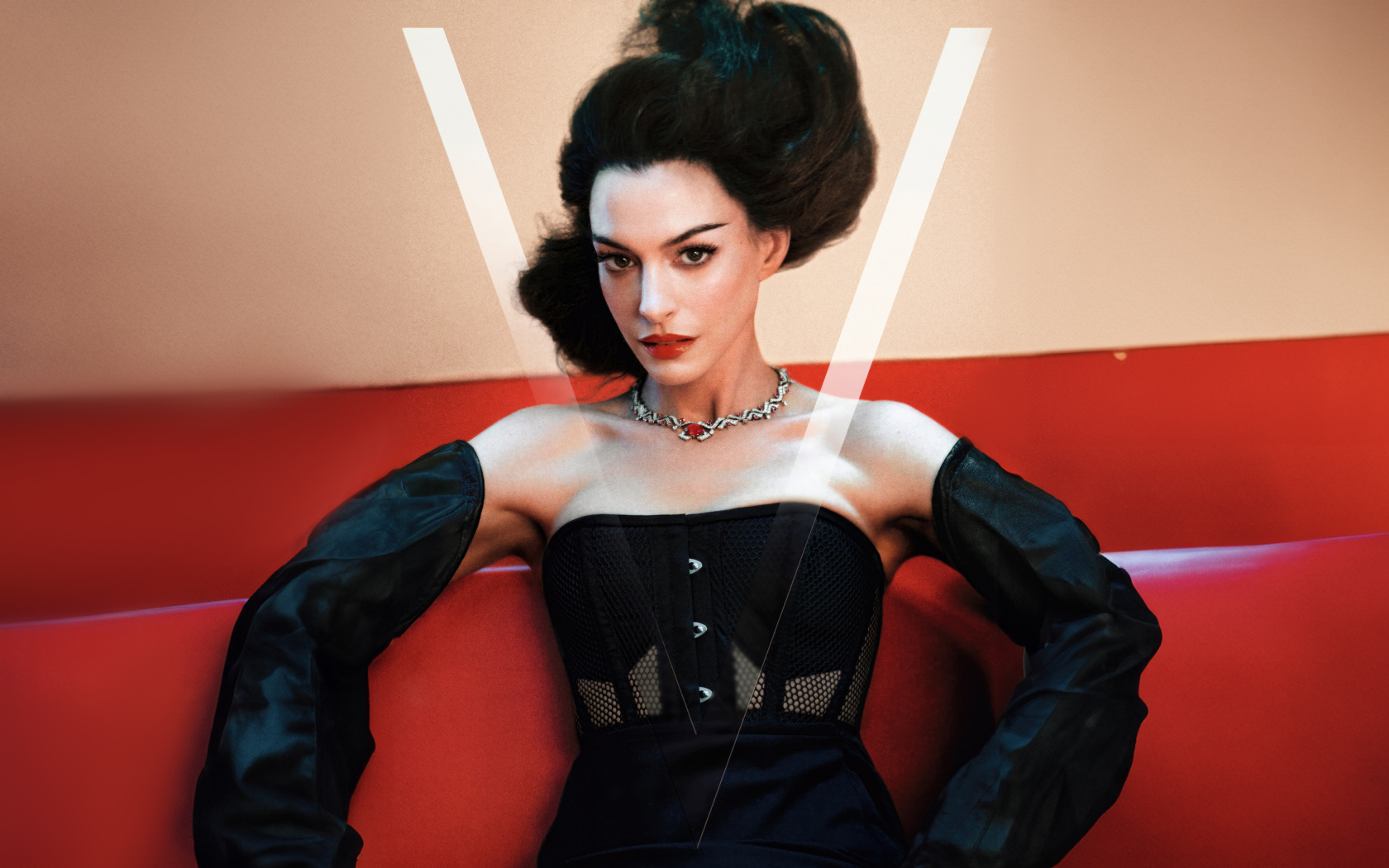 Эффектная актриса Энн Хэтэуэй в черном наряде на диване