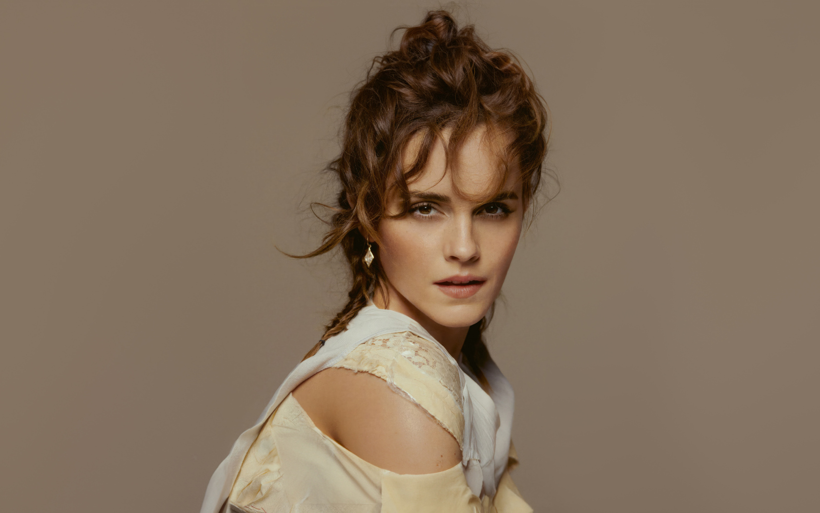 Стильная молодая актриса Эмма Уотсон на сером фоне