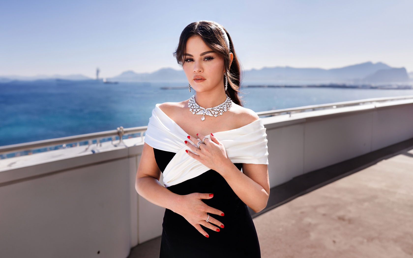 Милая Селена Гомес в платье у моря