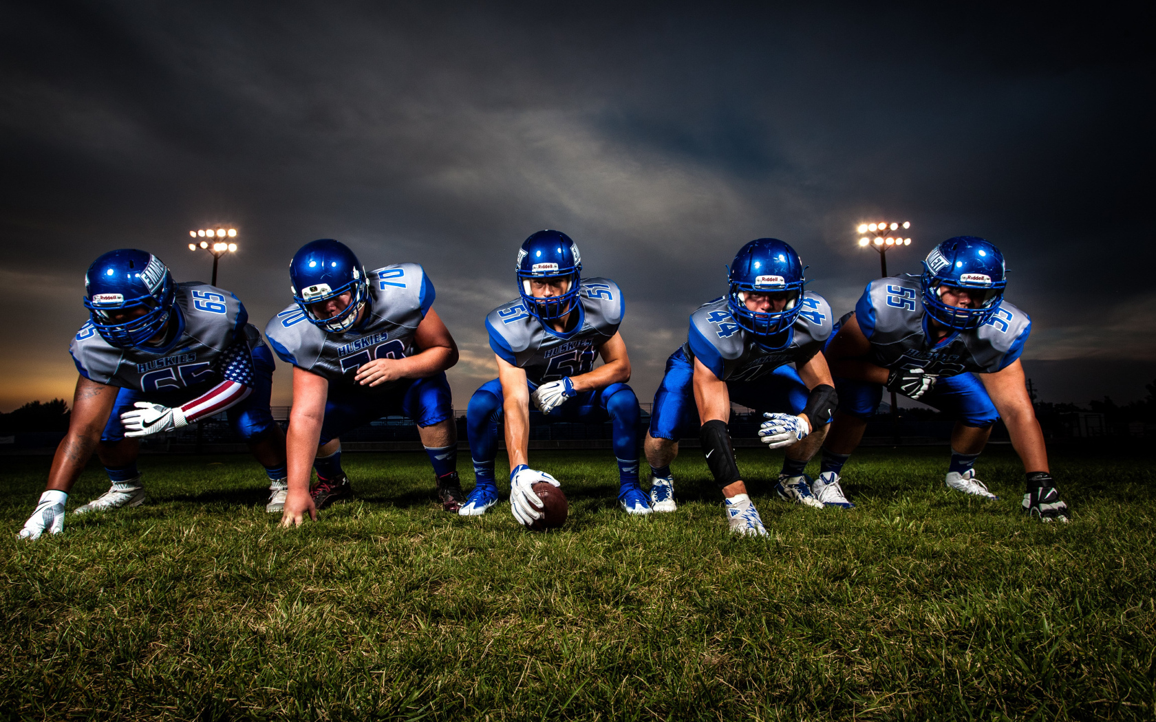 Команда игроков в американский футбол на поле