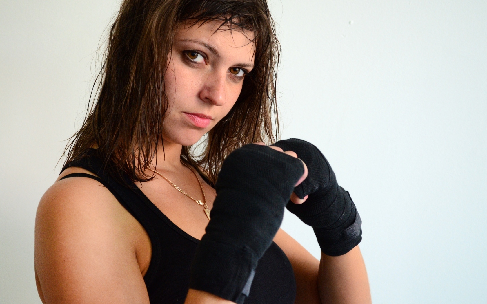 Девушка стоит в спортивной  стойке 