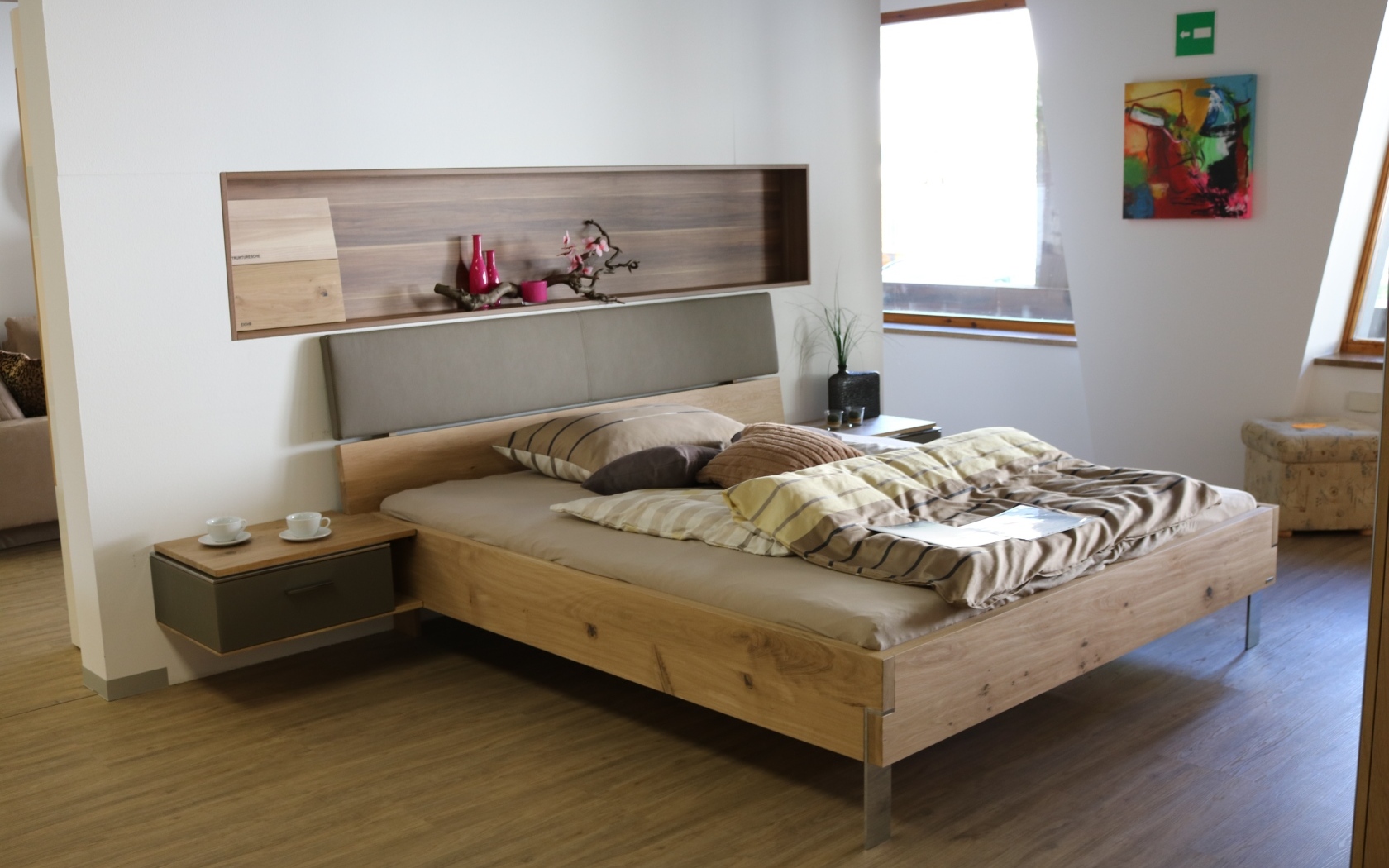 Деревянная кровать на ножках в спальне