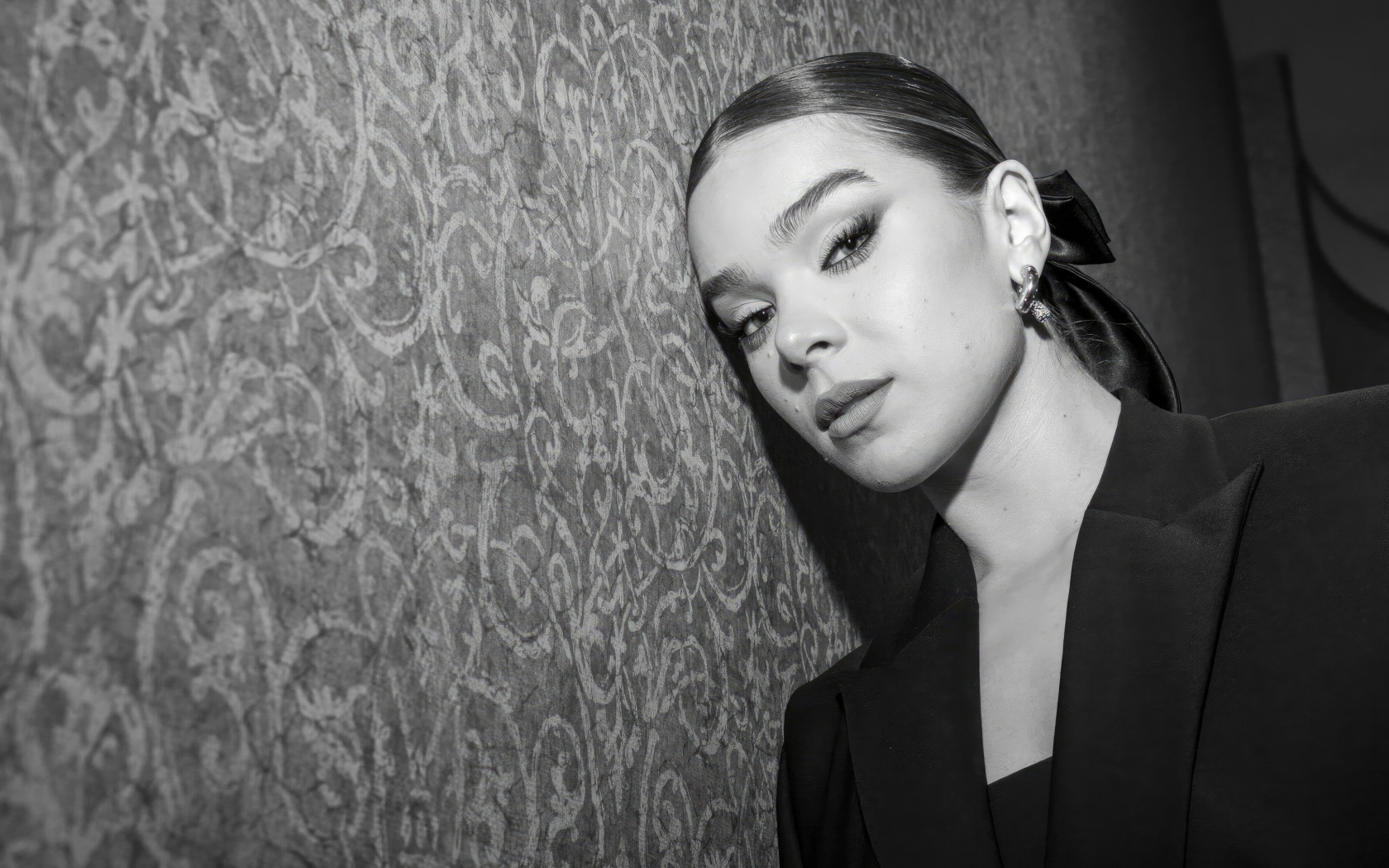 Молодая американская актриса Хейли Стейнфилд у стены