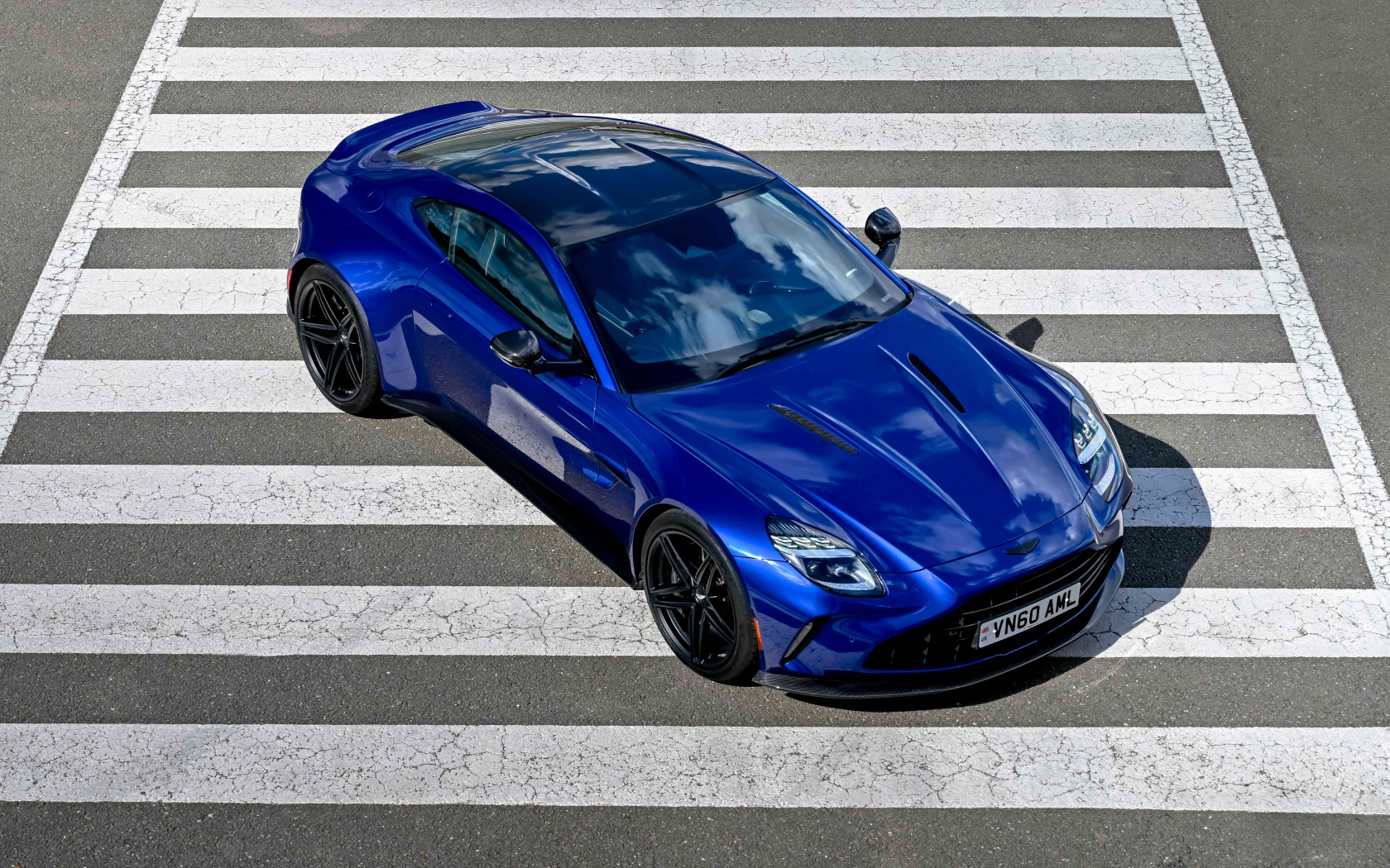 Синий автомобиль Aston Martin Vantage 2025 года вид сверху
