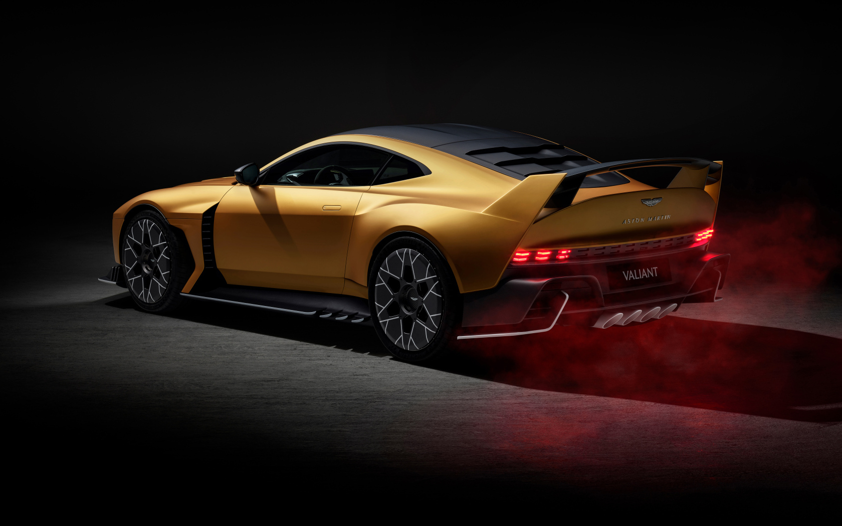 Дорогой золотистый автомобиль Aston Martin Valiant 2024 года