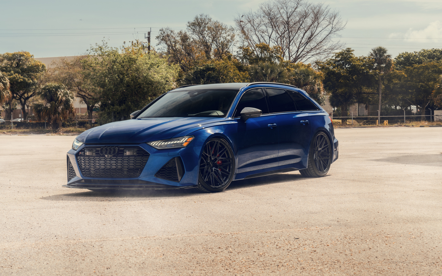 Синий автомобиль Audi RS6 Avant