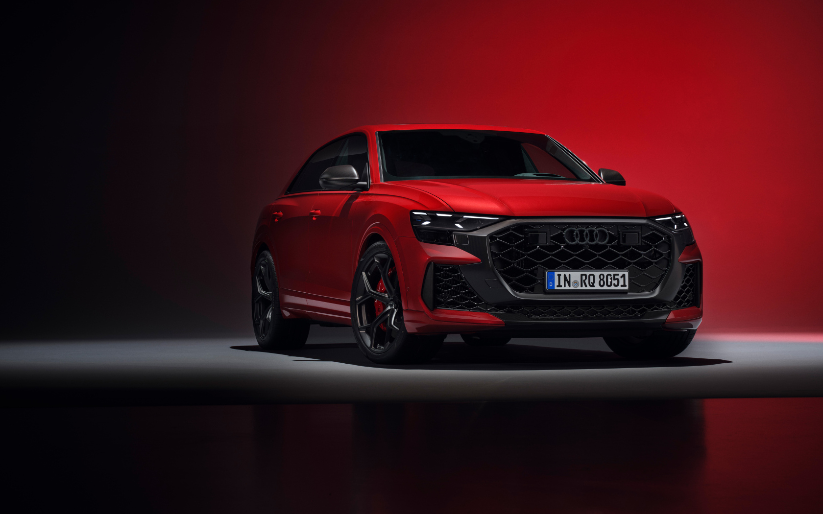 Вид спереди на красный автомобиль Audi RS Q8 performance 2024 года