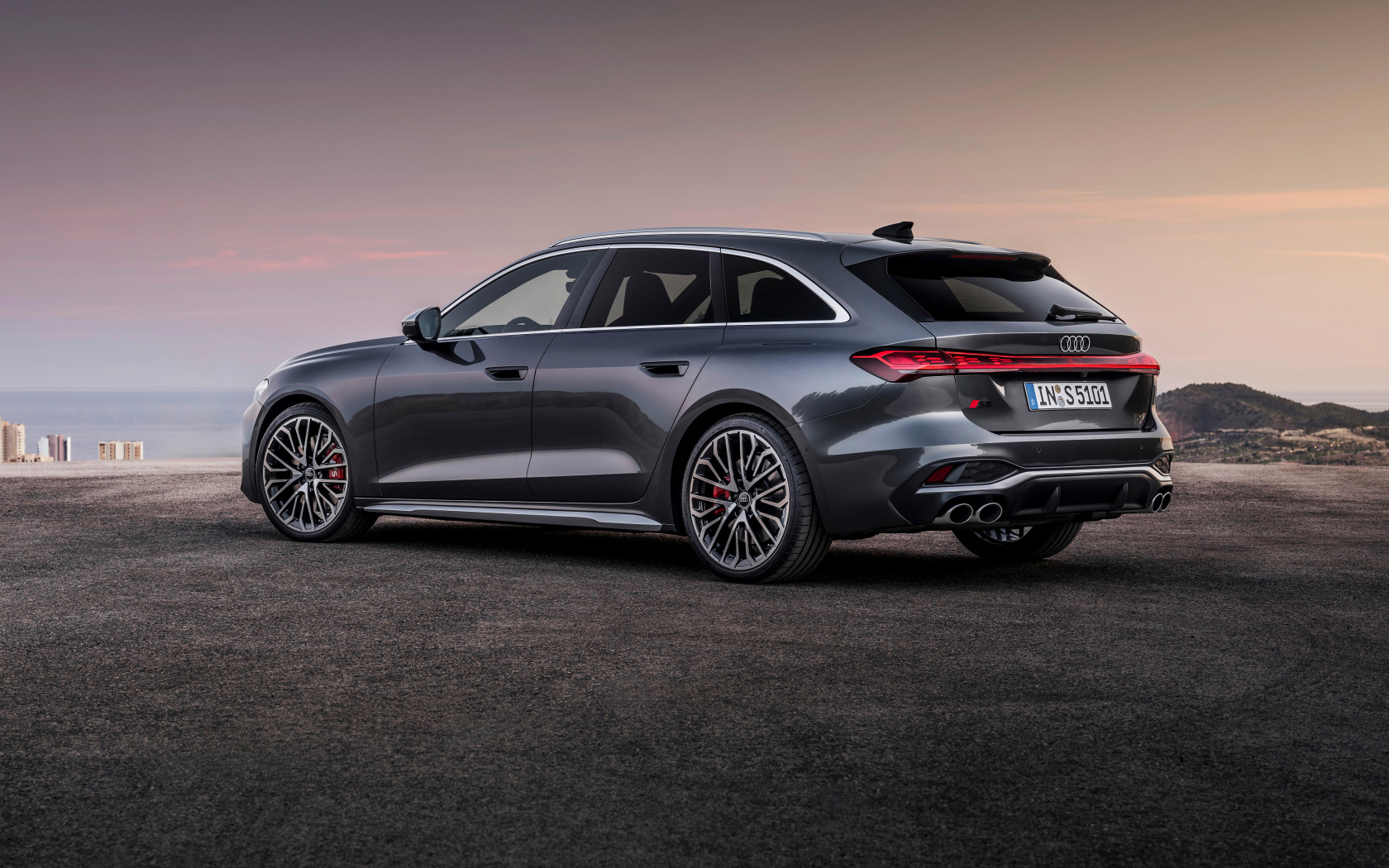 Вид сбоку на серый автомобиль Audi S5 Avant TFSI quattro 2024 года