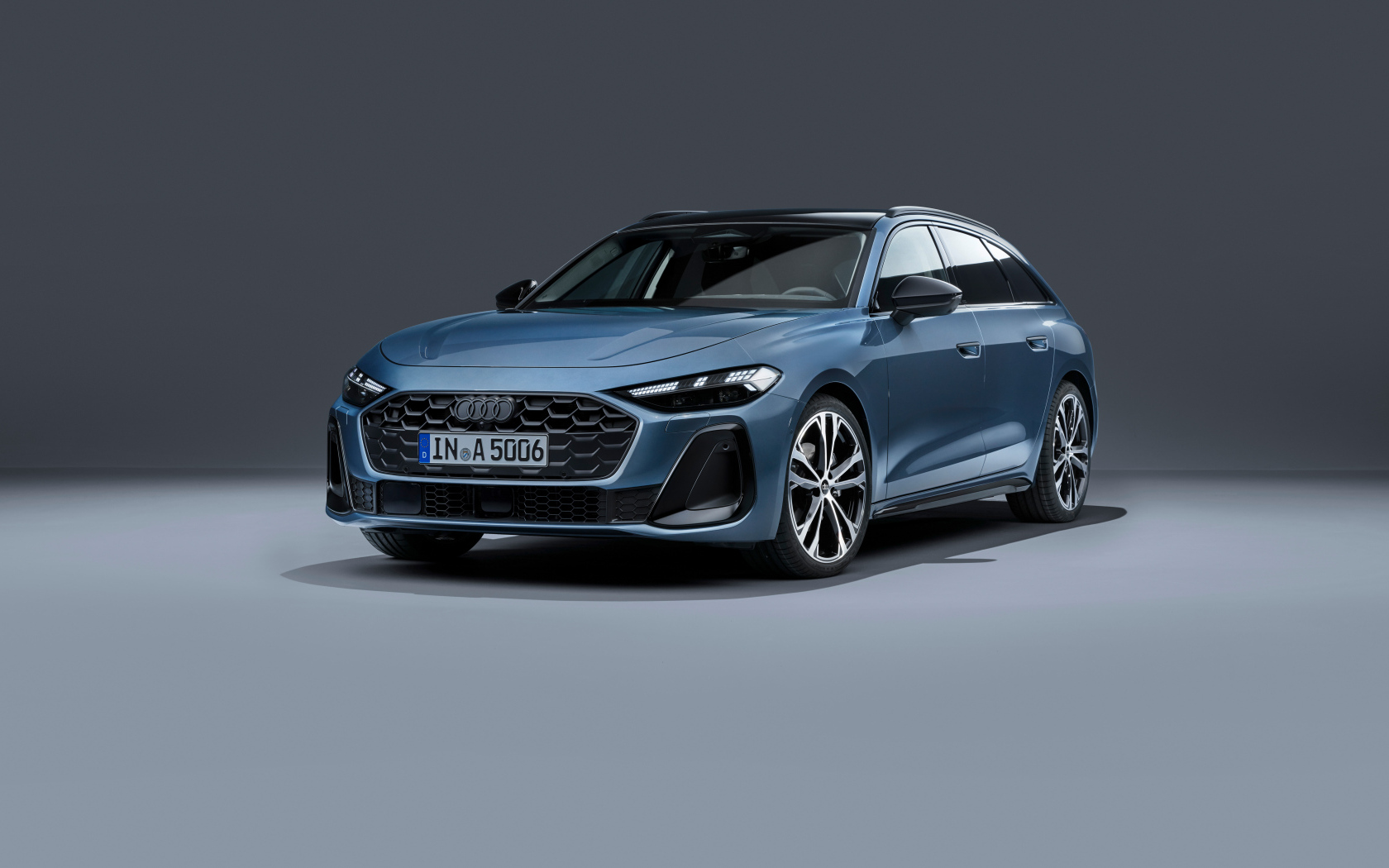 Вид сбоку на автомобиль Audi A5 Avant TFSI quattro S line 2024 года на сером фоне