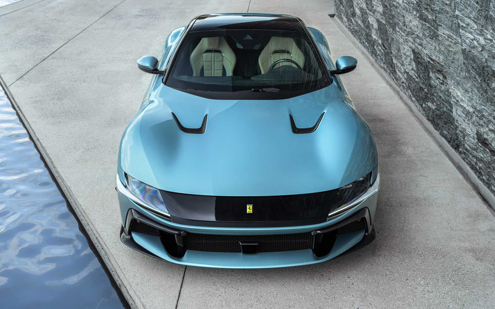 Голубой автомобиль Ferrari 12Cilindri 2024 года вид спереди