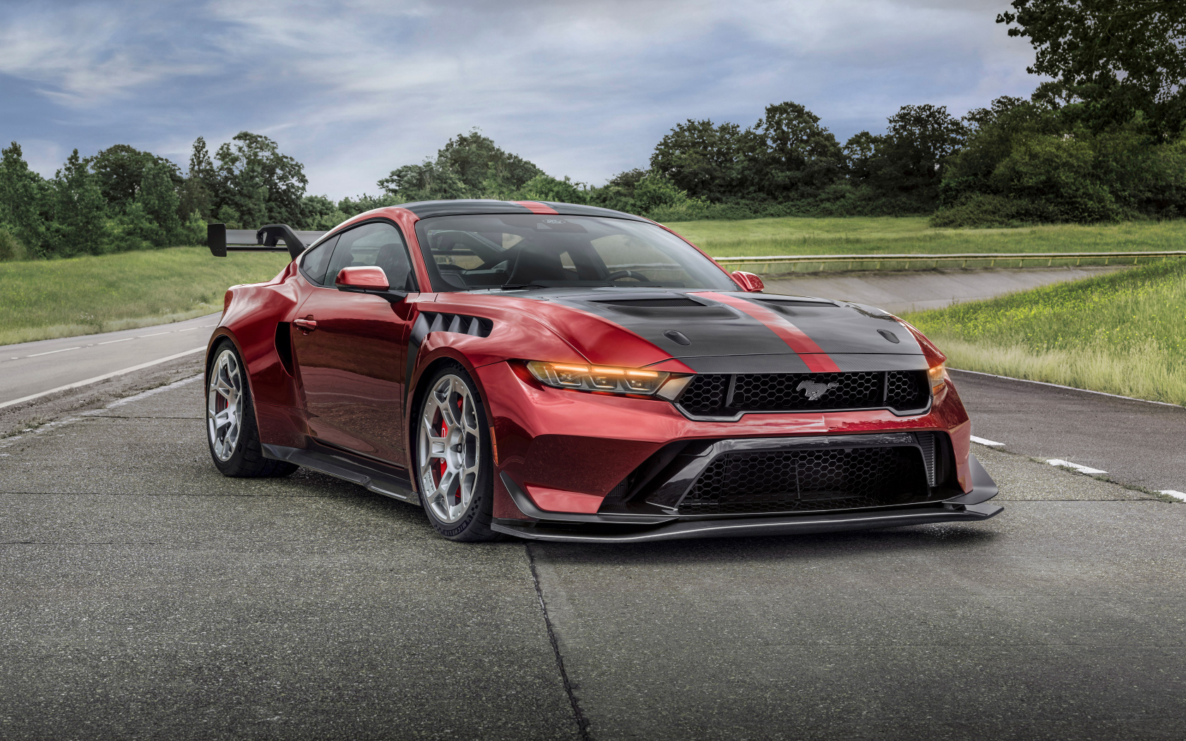 Красный автомобиль Ford Mustang GTD Performance Pack 2025 года