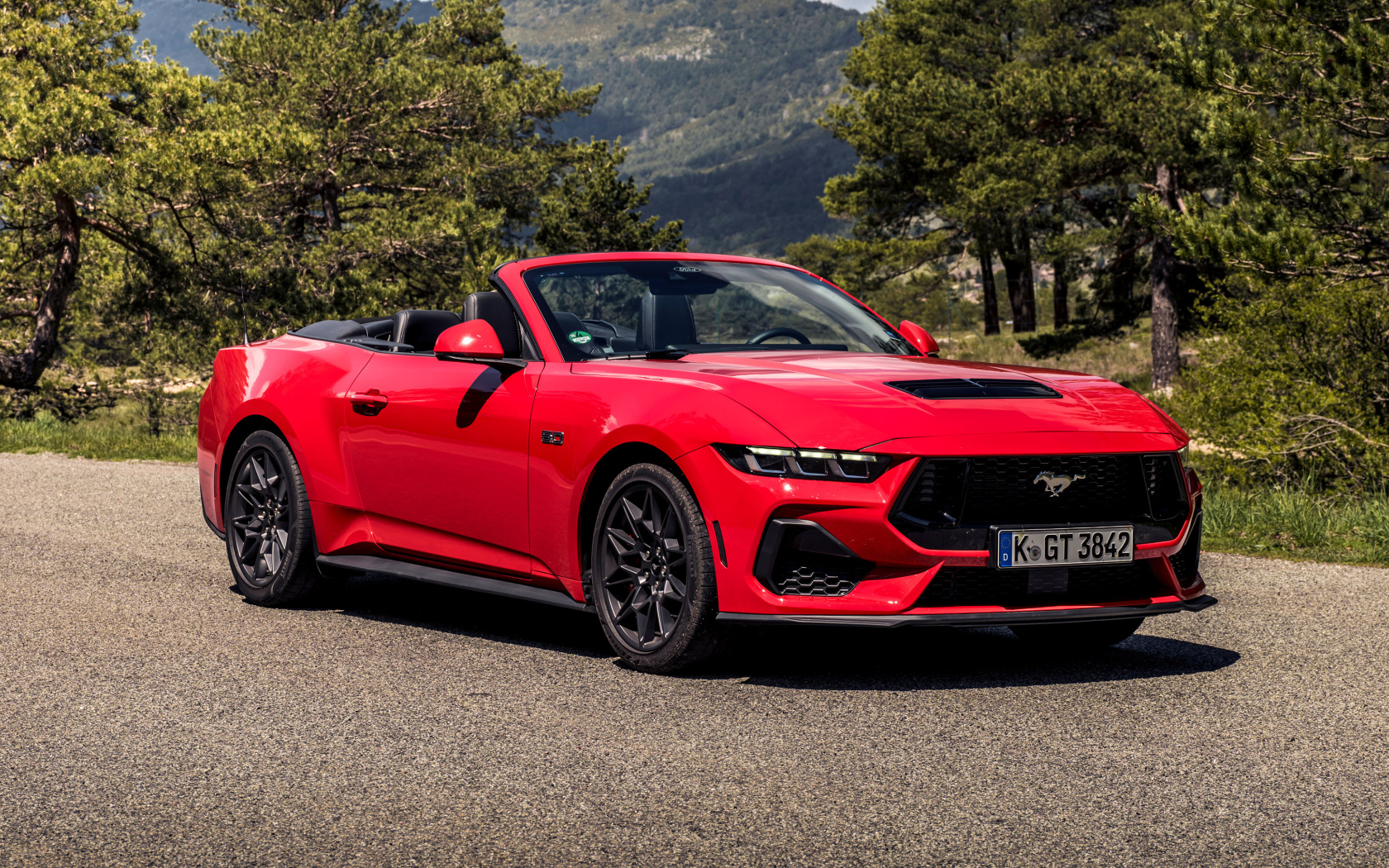 Красный кабриолет Ford Mustang GT Convertible 2024 года