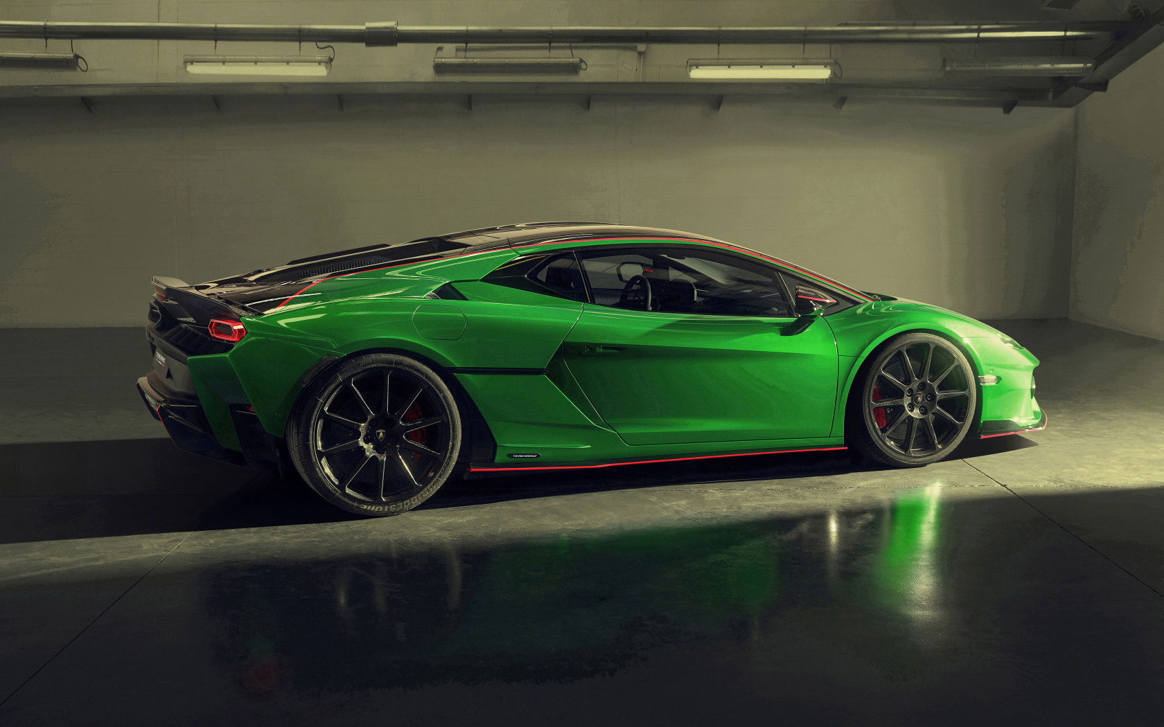 Зеленый автомобиль Lamborghini Temerario Alleggerita 2024 года вид сбоку