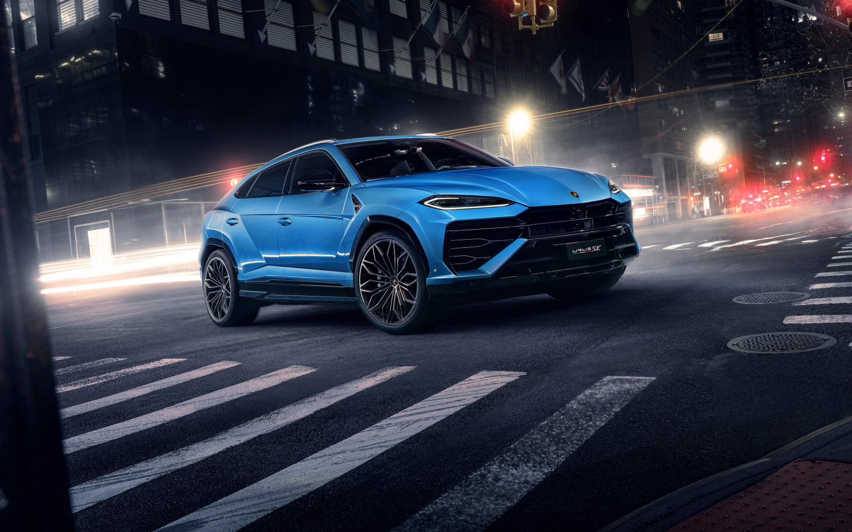 Автомобиль Lamborghini Urus SE 2024 года на улице ночью