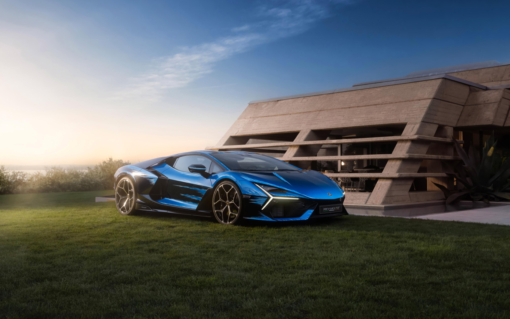 Синий спорткар Lamborghini Revuelto Opera Unica 2024 года