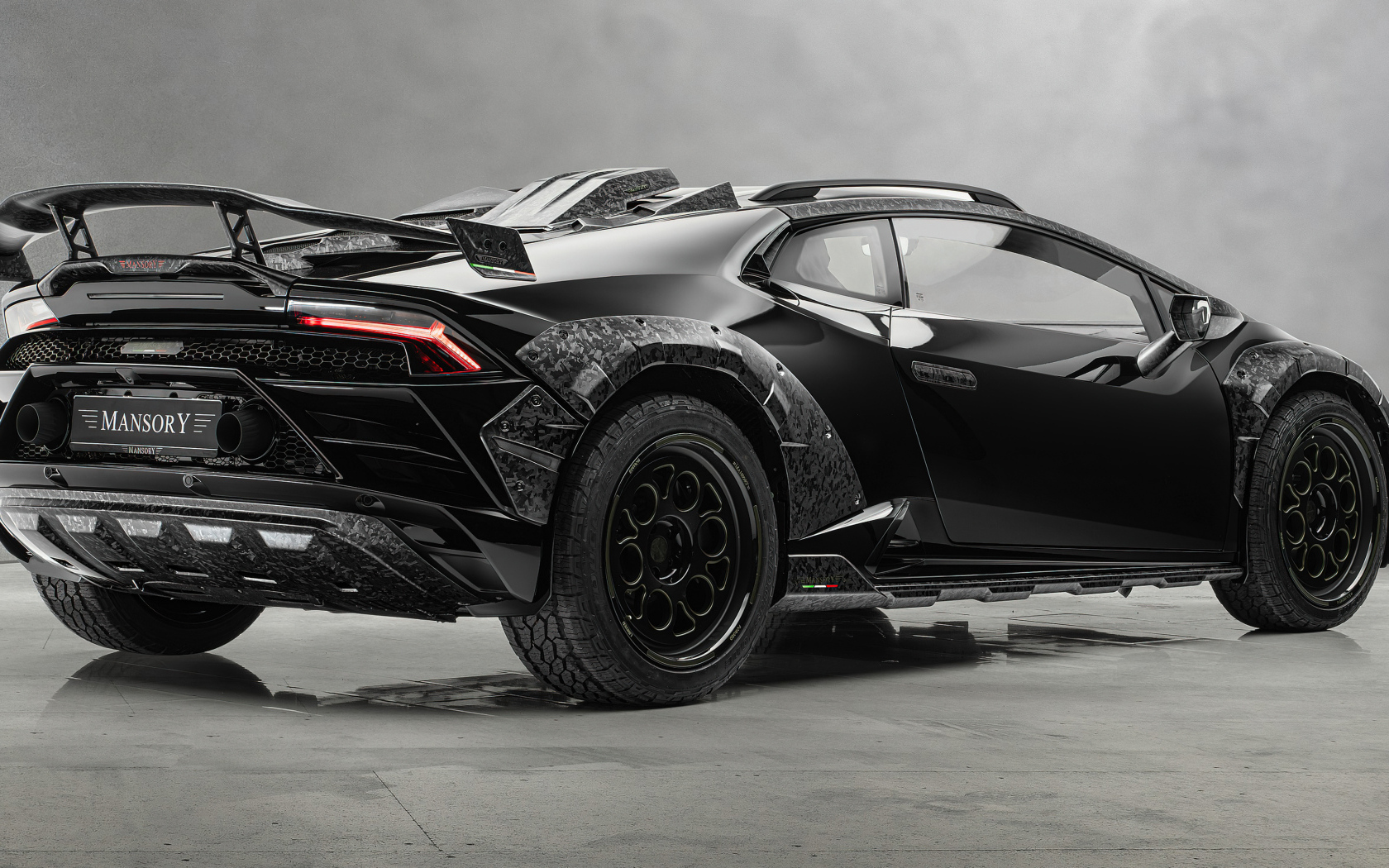 Вид сзади на автомобиль Mansory Lamborghini Huracán Sterrato 2024 года