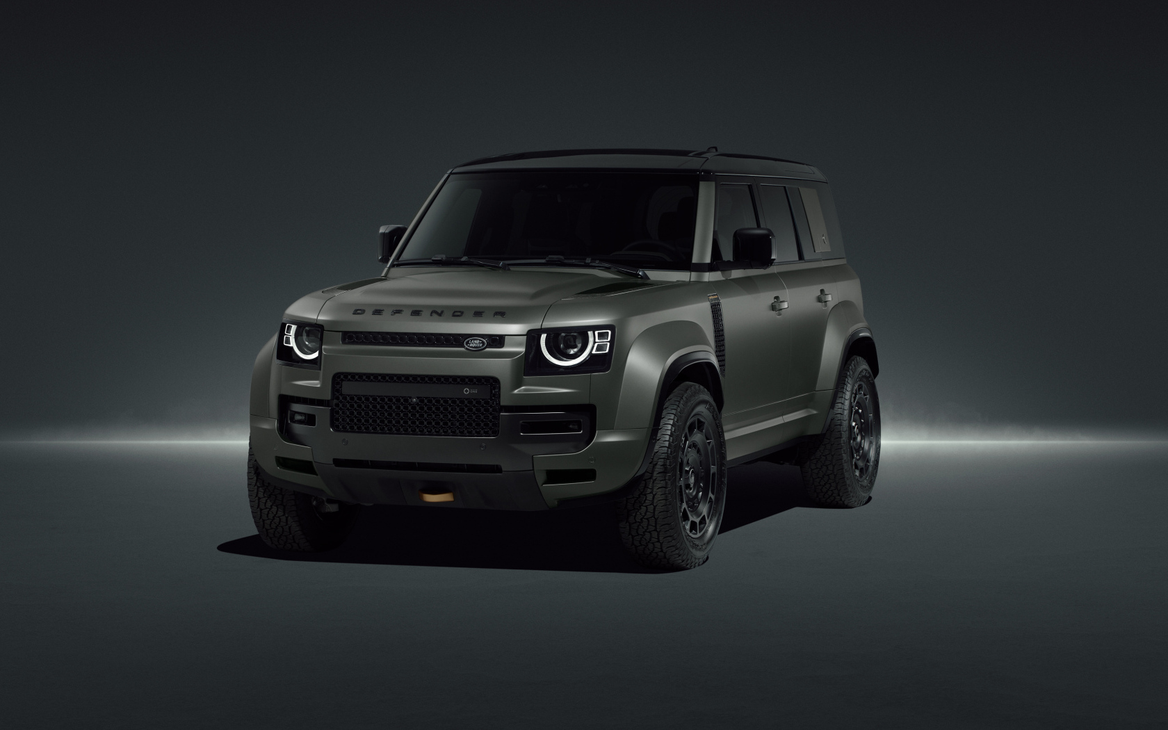 Вид спереди на внедорожник Land Rover Defender OCTA Edition One 2024 года