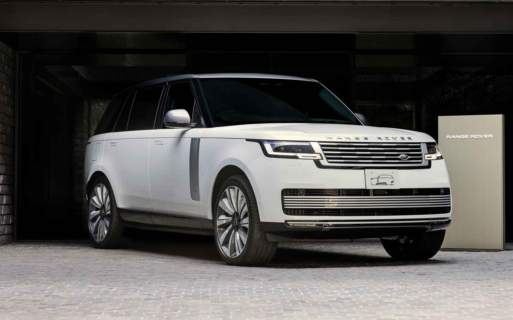 Белый большой Range Rover SV Bespoke 1858 Edition