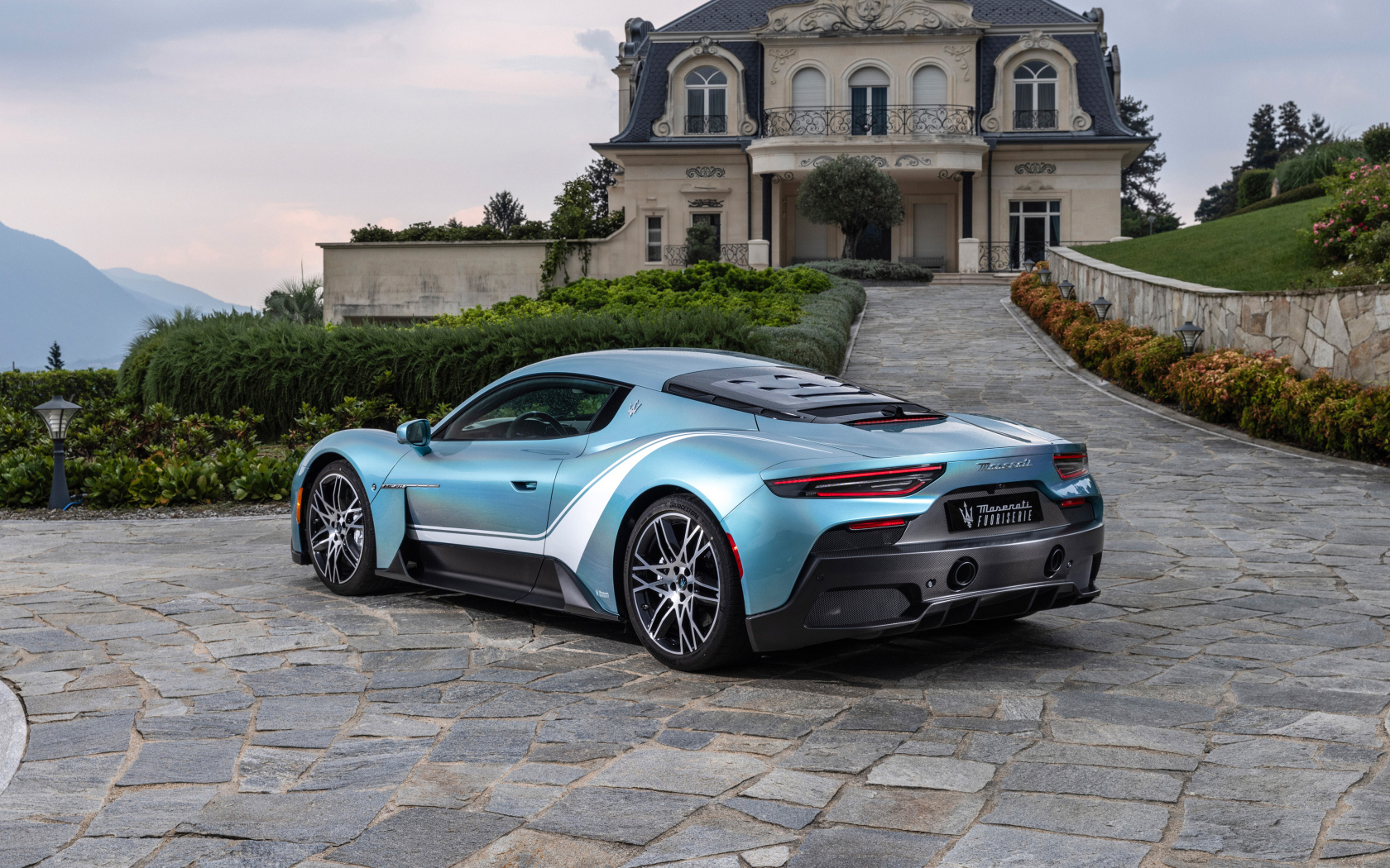 Вид сзади на автомобиль Maserati MC20 Iris 2024 года