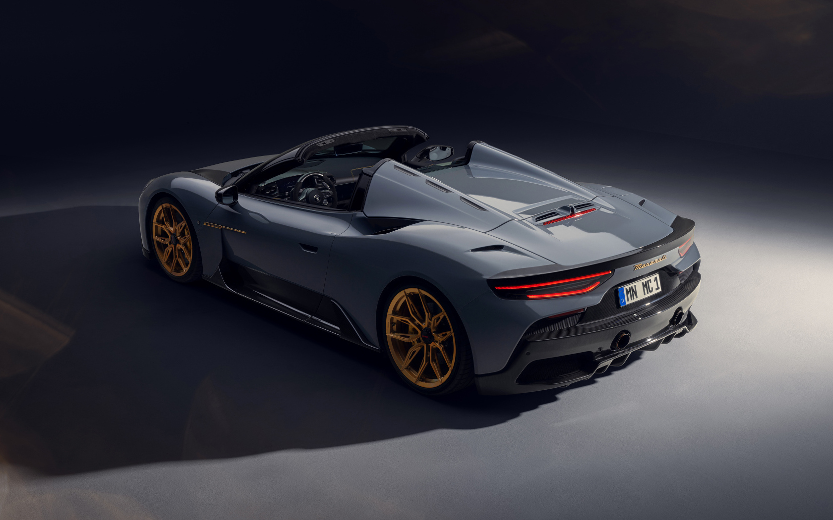 Вид сзади на автомобиль Novitec Maserati MC20 Cielo 2024 года