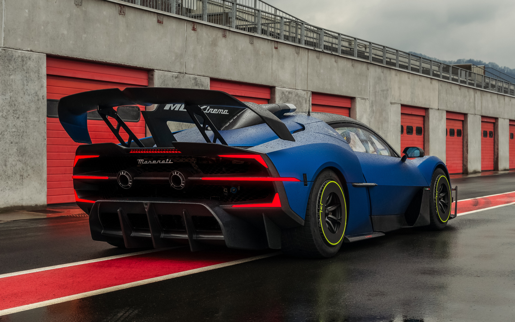 Вид сзади на автомобиль Maserati MCXtrema