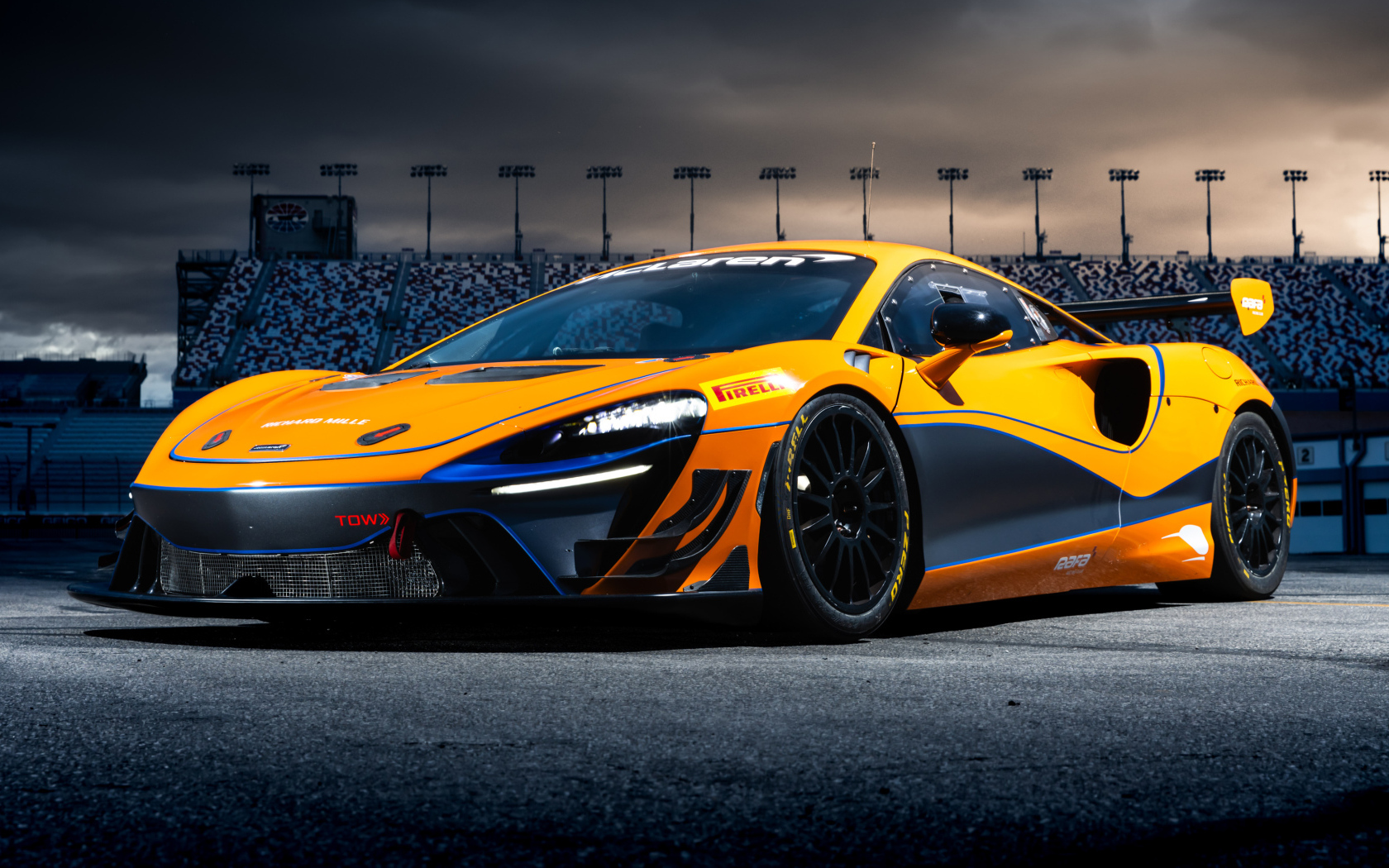 Оранжевый автомобиль McLaren Artura
