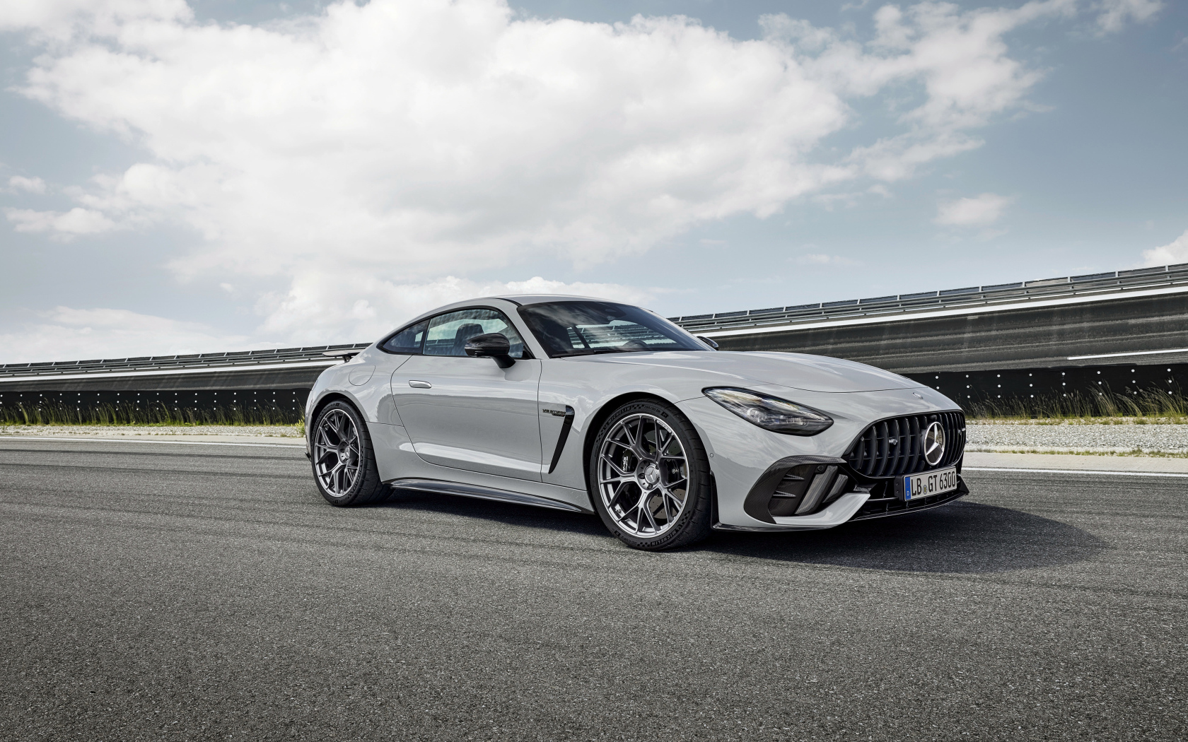 Серый автомобиль Mercedes-AMG GT 63 PRO 4MATIC+ 2024 года