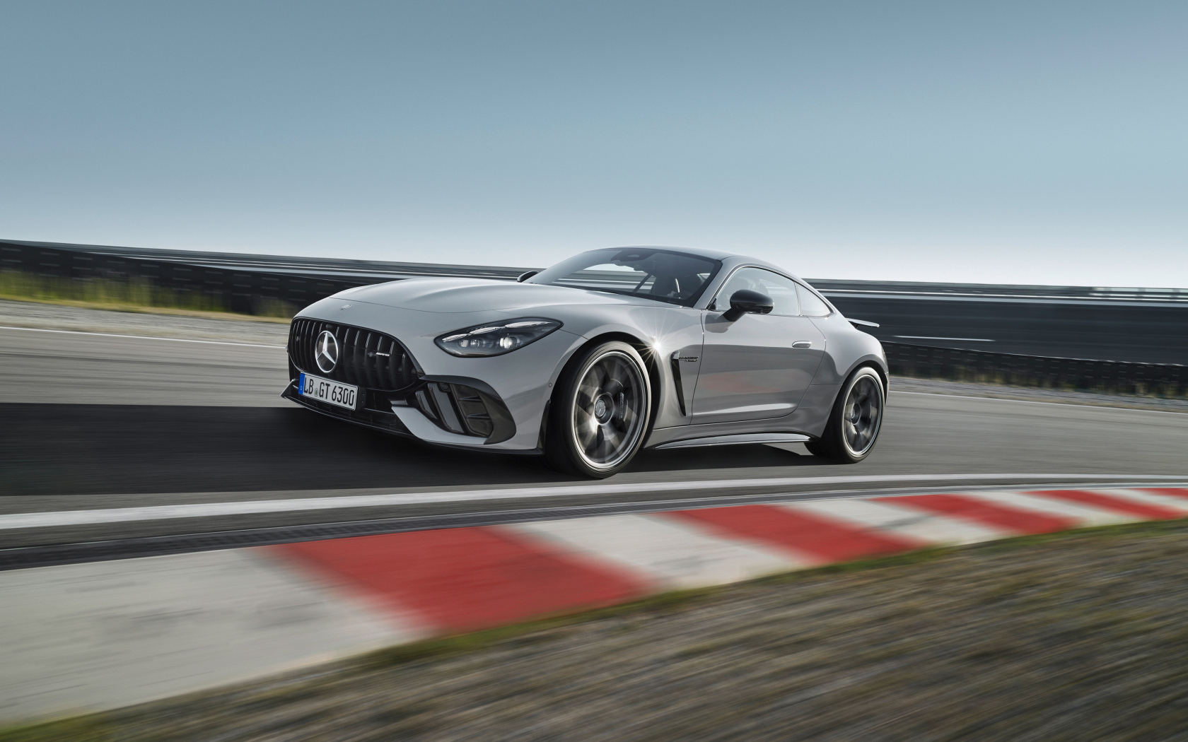 Серебристый автомобиль Mercedes-AMG GT 63 PRO 4MATIC+ 2024 года