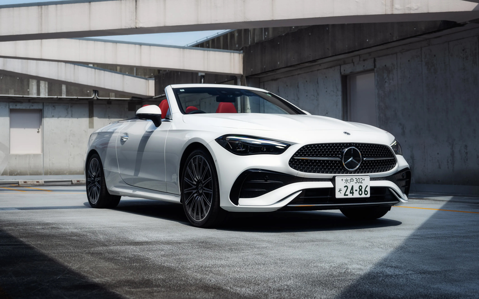 Белый кабриолет Mercedes-Benz CLE 200 AMG Line Cabrio 2024 года