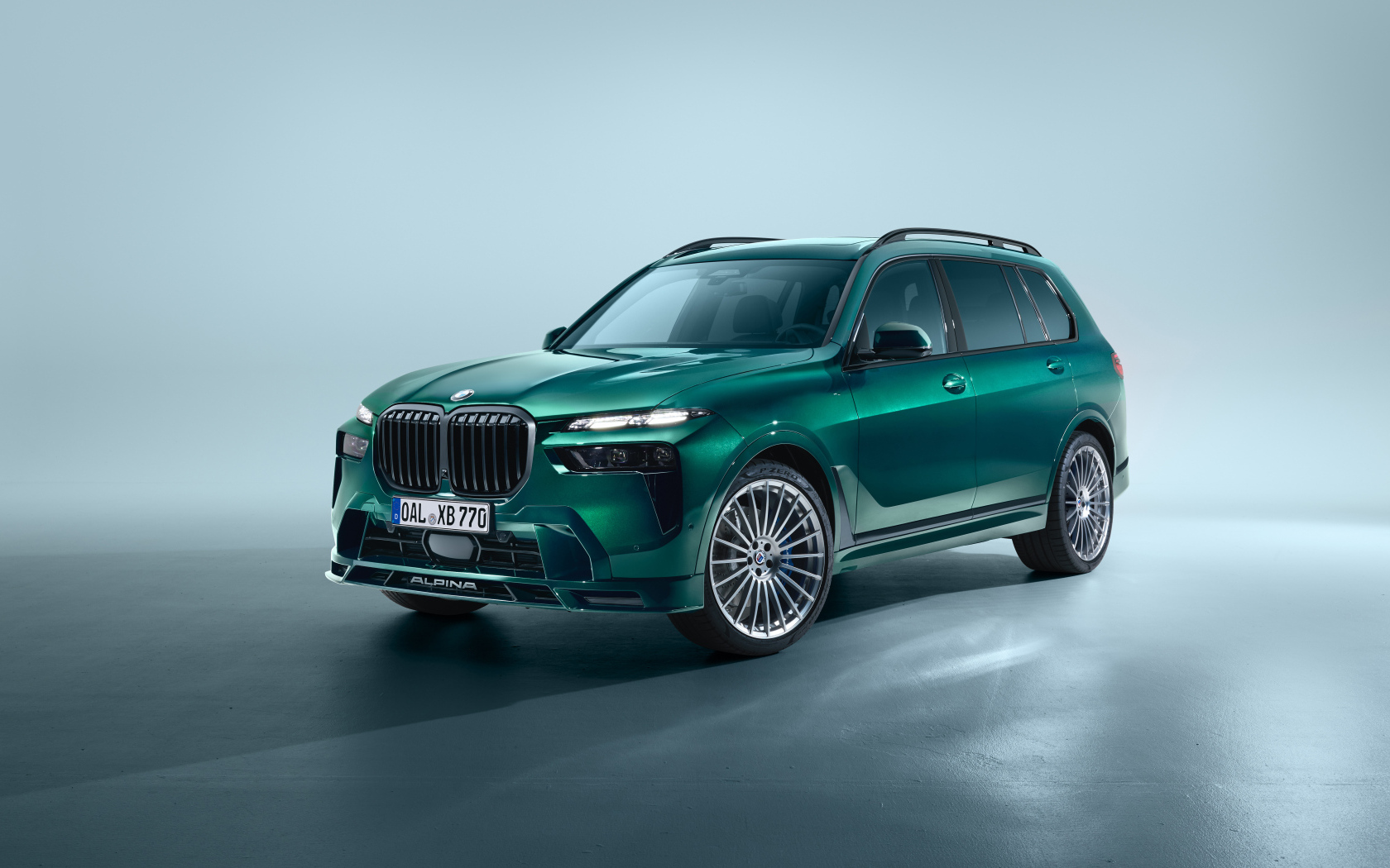 Зеленый внедорожник Alpina XB7 Manufaktur Black Line 2024  года на сером фоне