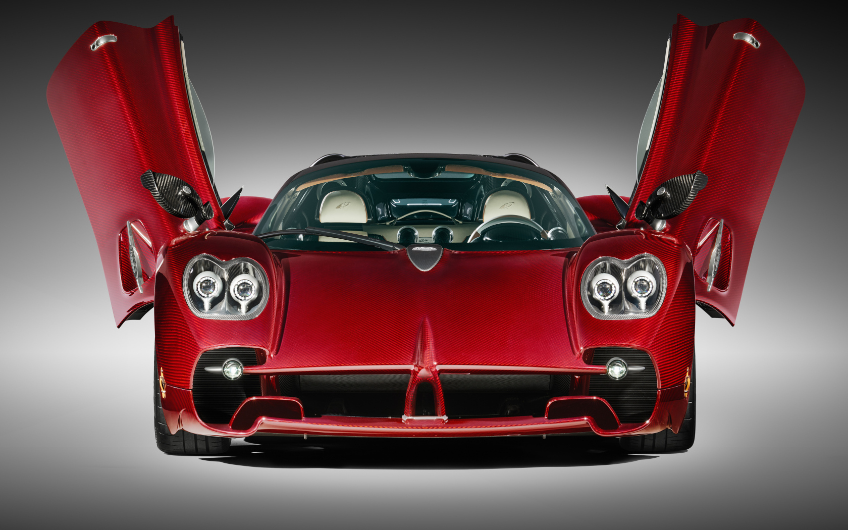 Автомобиль Pagani Utopia Roadster 2024 года с открытыми дверями