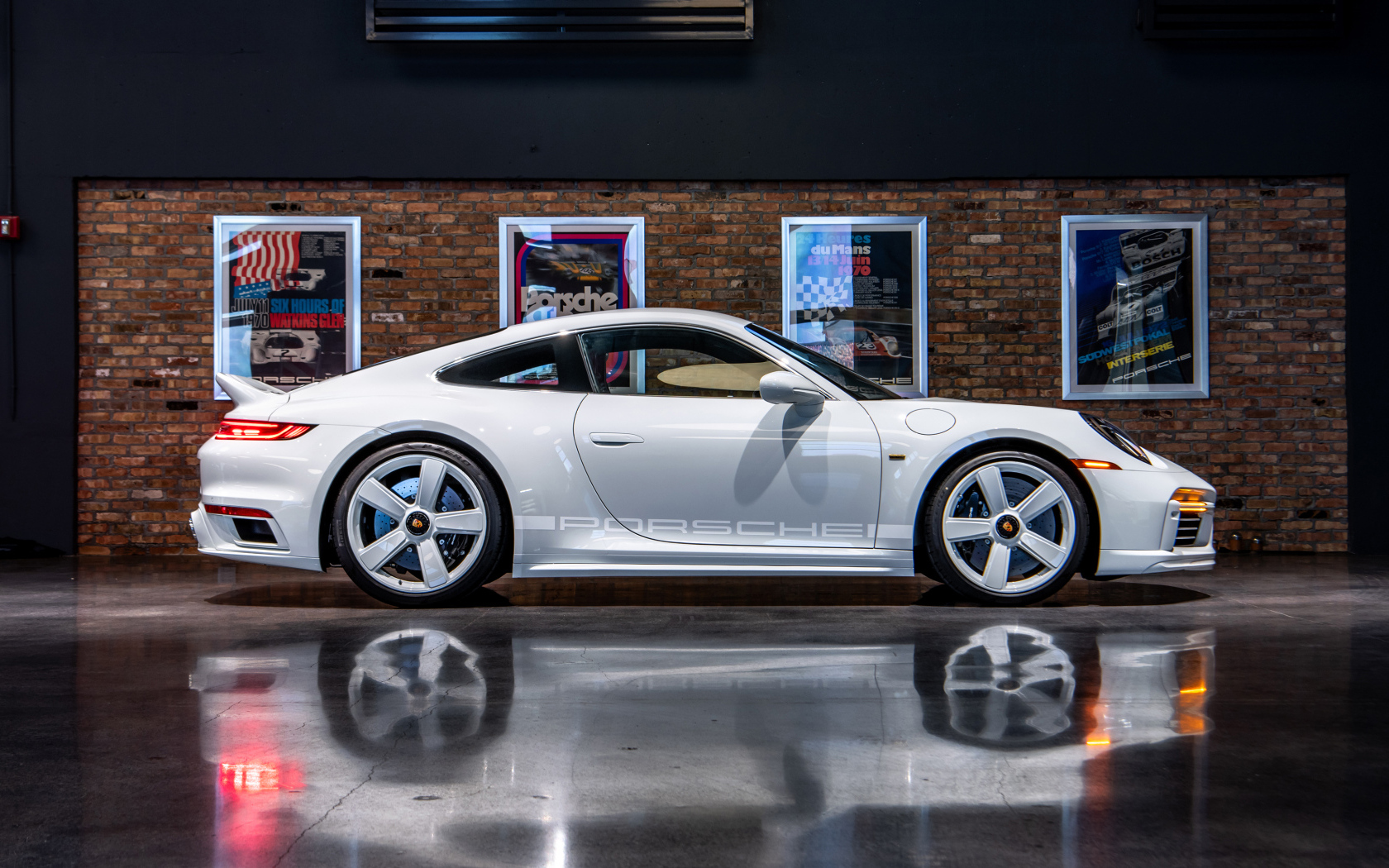 Автомобиль Porsche 911 Sport Classic 2024 года вид сбоку