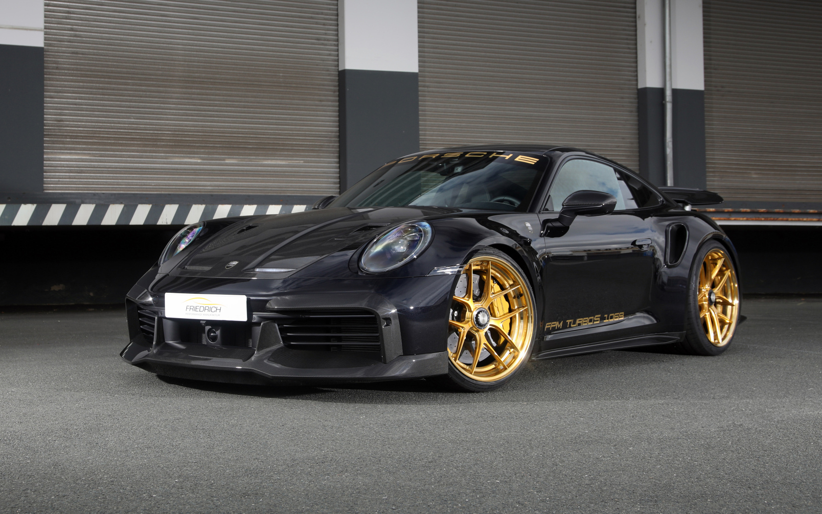 Черный автомобиль Porsche 911 Turbo S