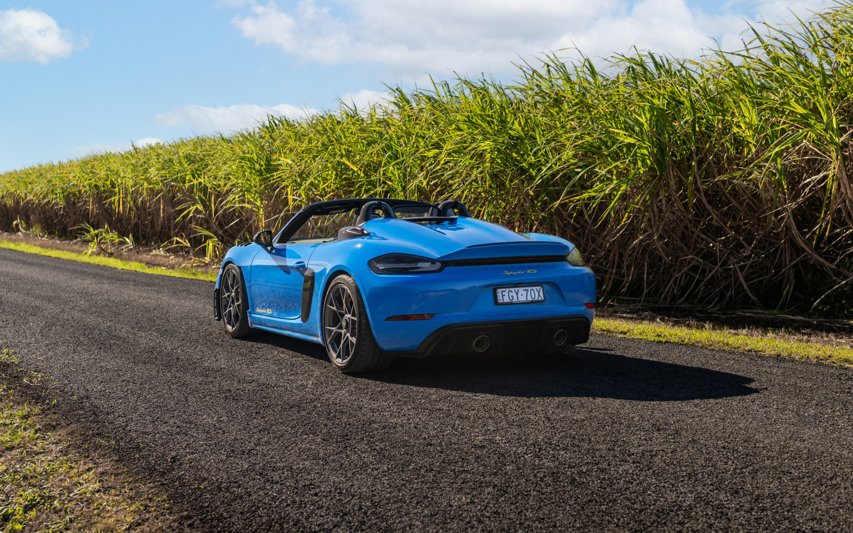 Вид сзади на автомобиль Porsche 718 Spyder RS Weissach Package 2024 года