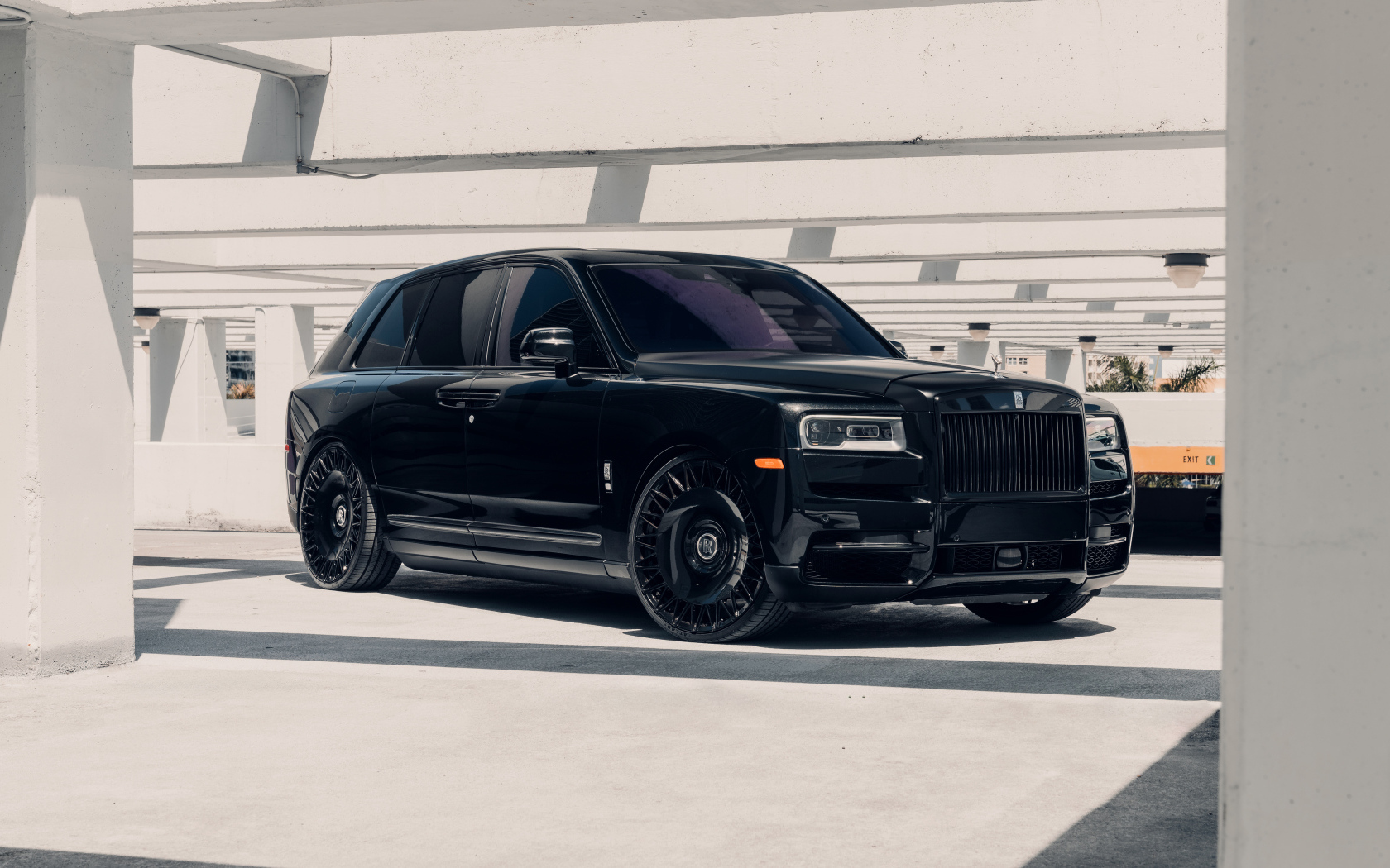 Большой черный Black Rolls-Royce Cullinan