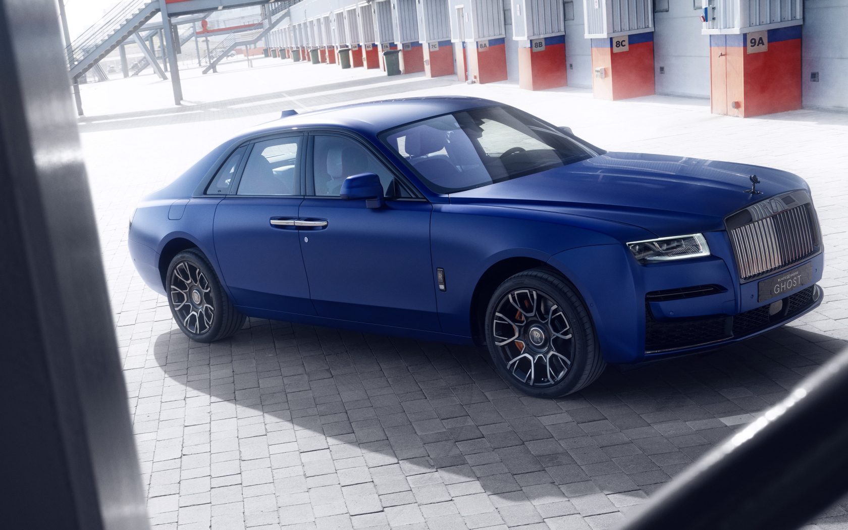 Синий автомобиль Rolls-Royce Black Badge Ghost CGI