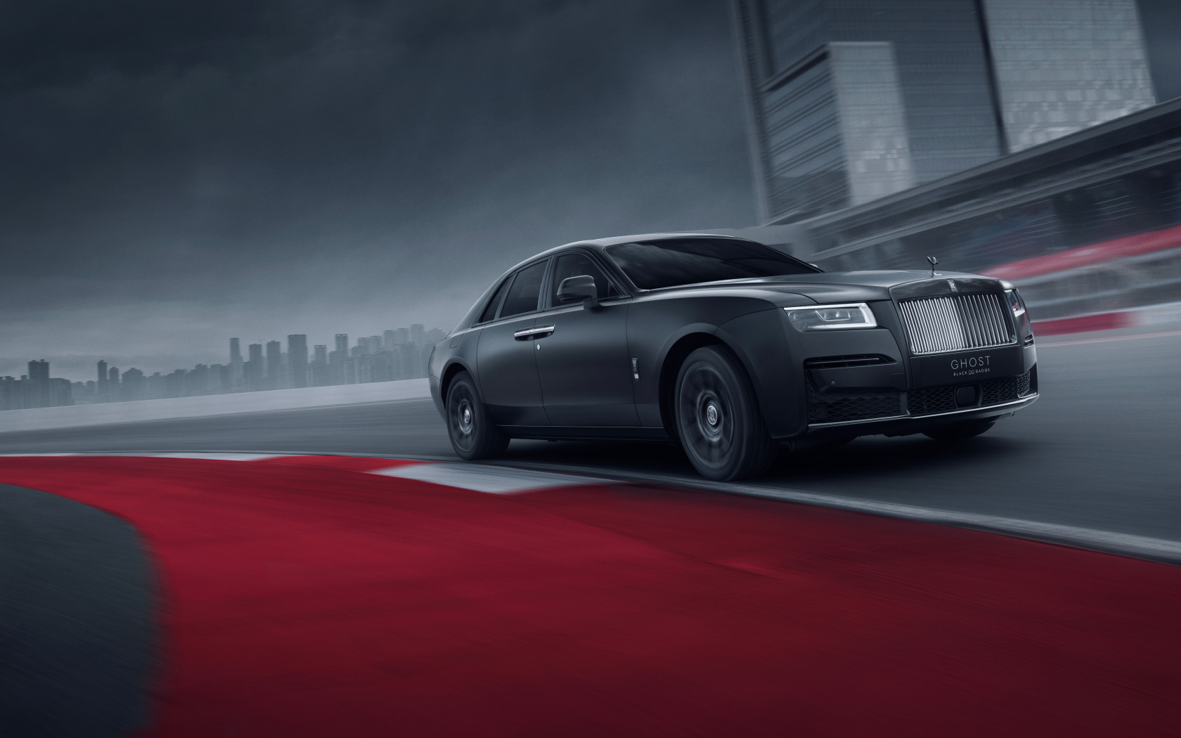 Дорогой черный автомобиль Rolls-Royce Black Badge Ghost