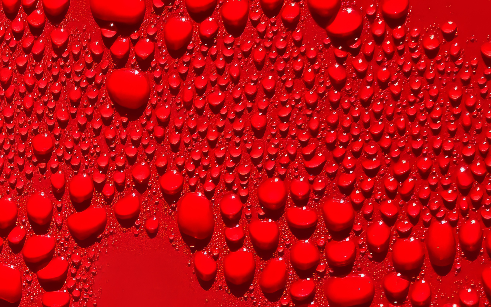 Капли воды на ярком красном фоне