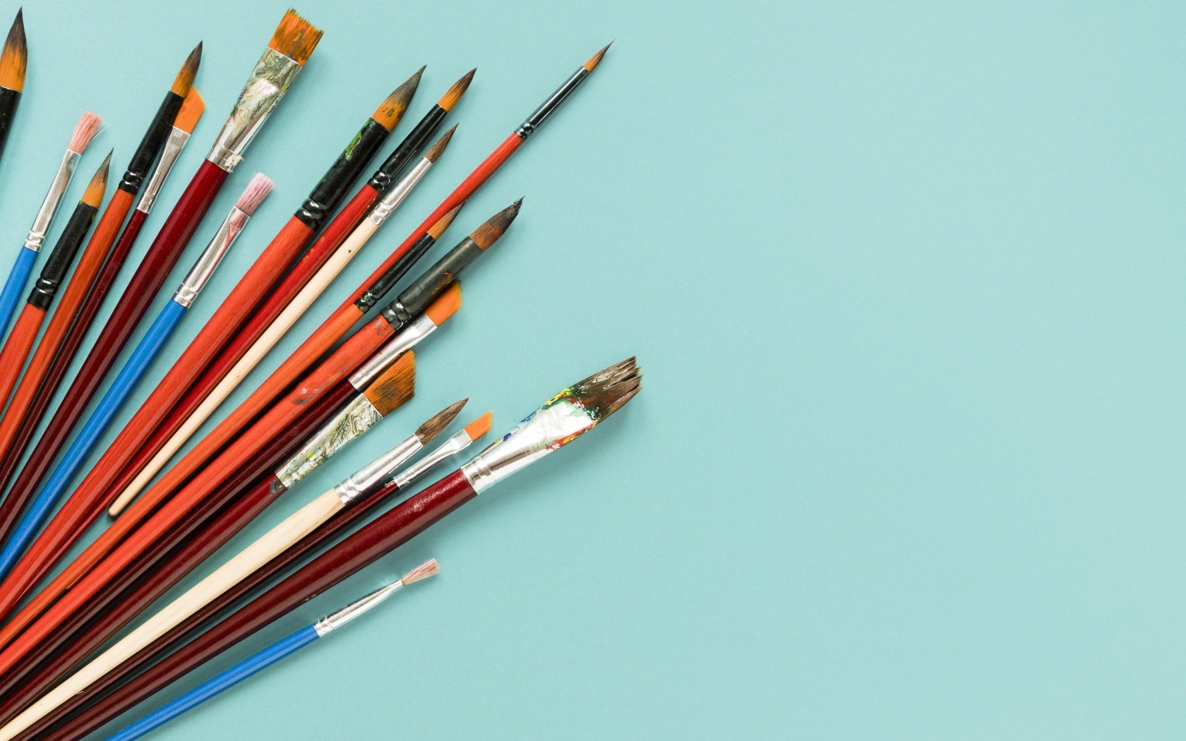 Кисти для рисования на голубом фоне