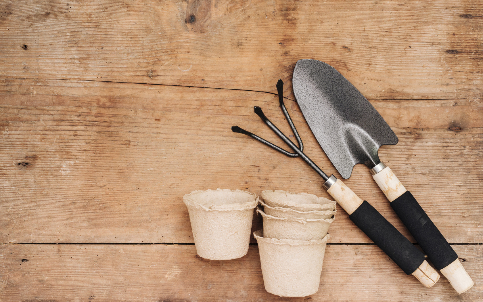 Садовый инвентарь на деревянном столе