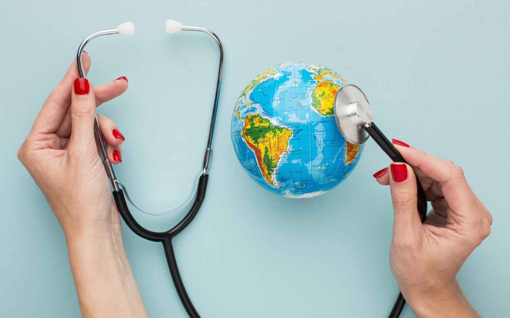 Стетоскопом слушают глобус 