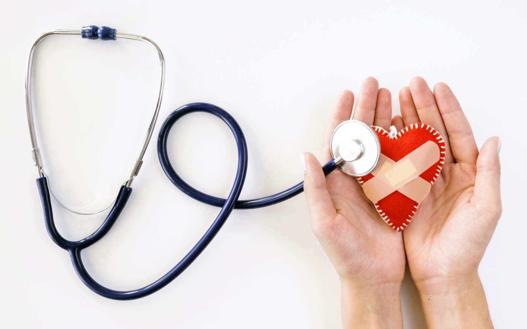 Стетоскоп слушает раненое сердце в ладонях