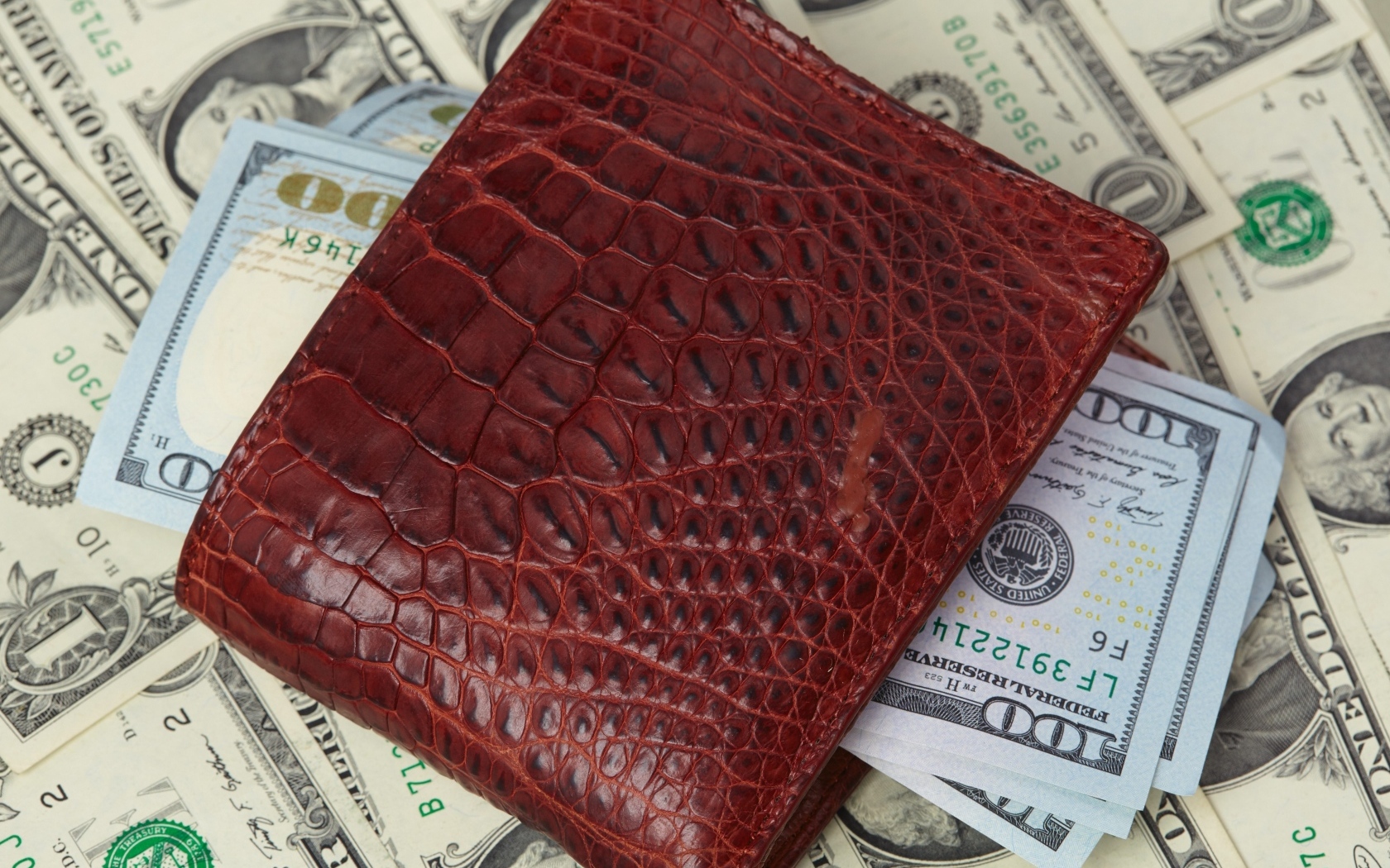 Кожаный кошелек с долларами