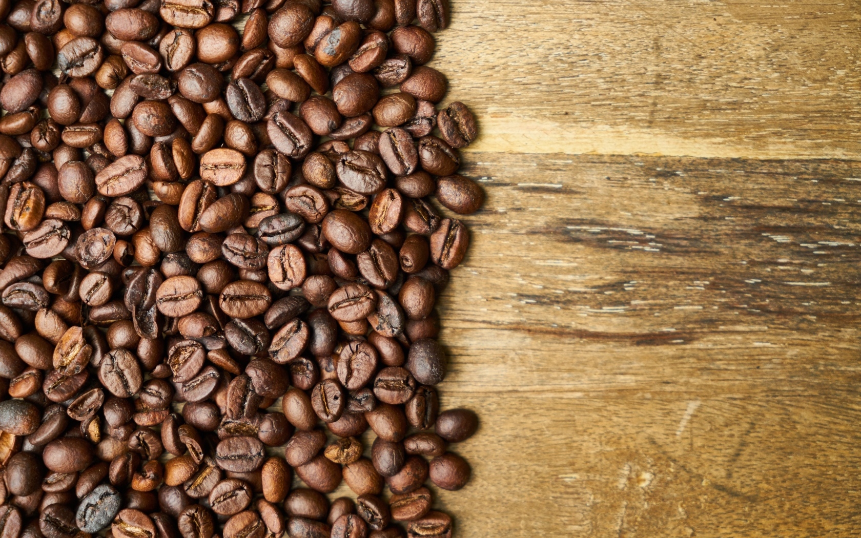 Ароматные жареные зерна кофе на деревянном столе